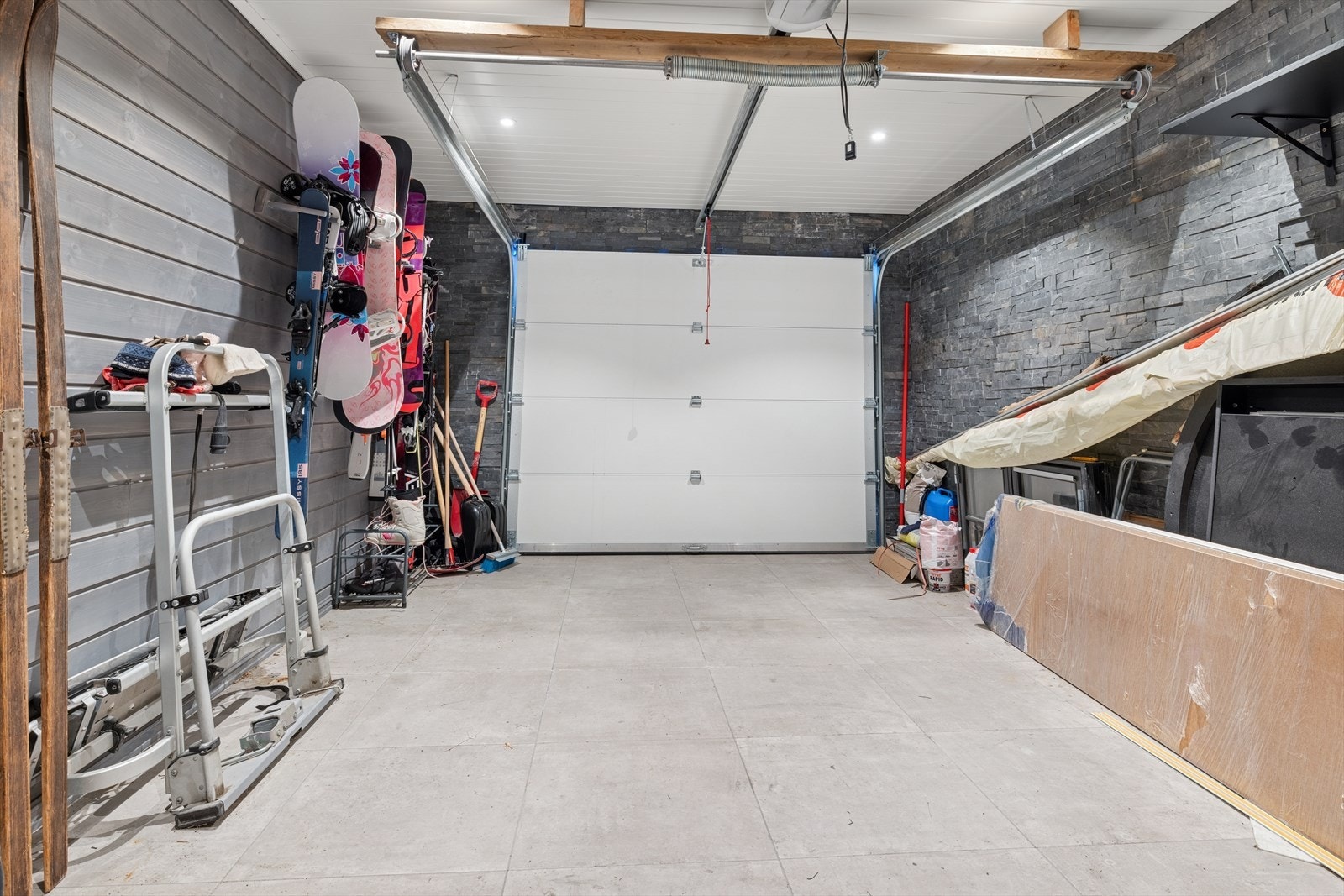 Her kjører en bilen rett i garasjen og bærer opp varer tørrskodd uansett vær ute. Galleribilde