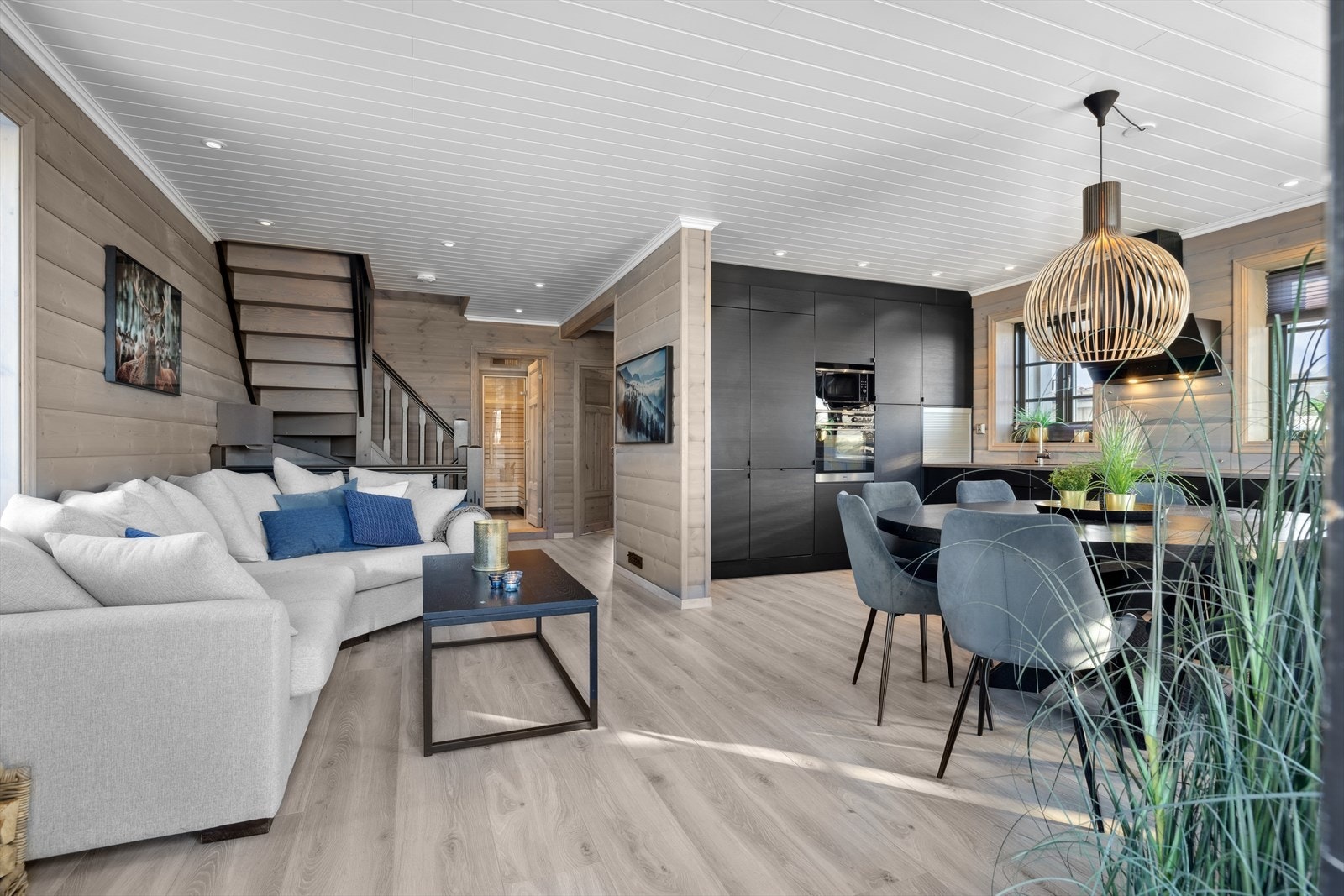 Stuen har store vindusflater i flere himmelretninger som bringer både utsikt og dagslys inn i rommet. Galleribilde