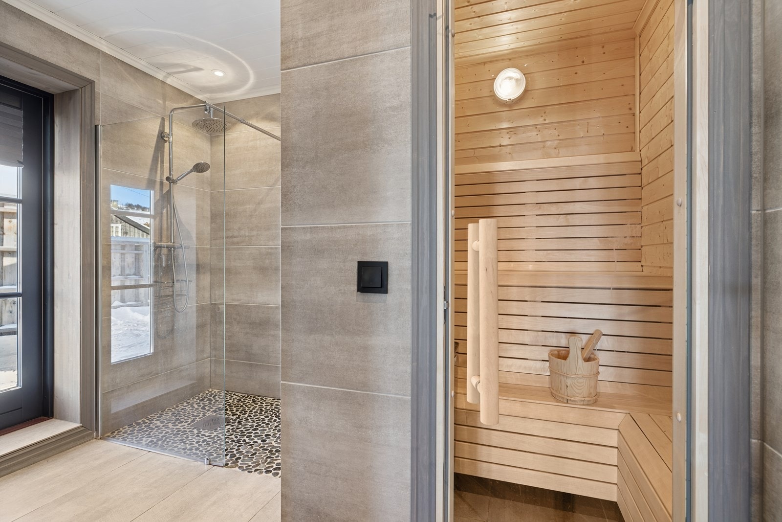 Badstuen utstyrt med komfortable benker i tre og har et moderne design Galleribilde