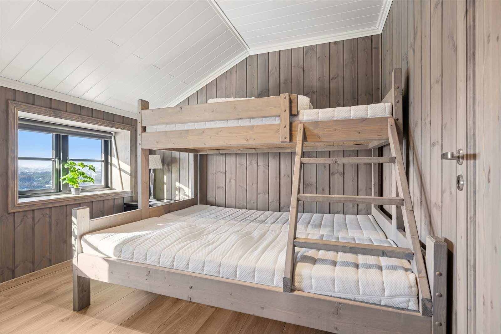 Soverom i hyttas andre etajse. Galleribilde