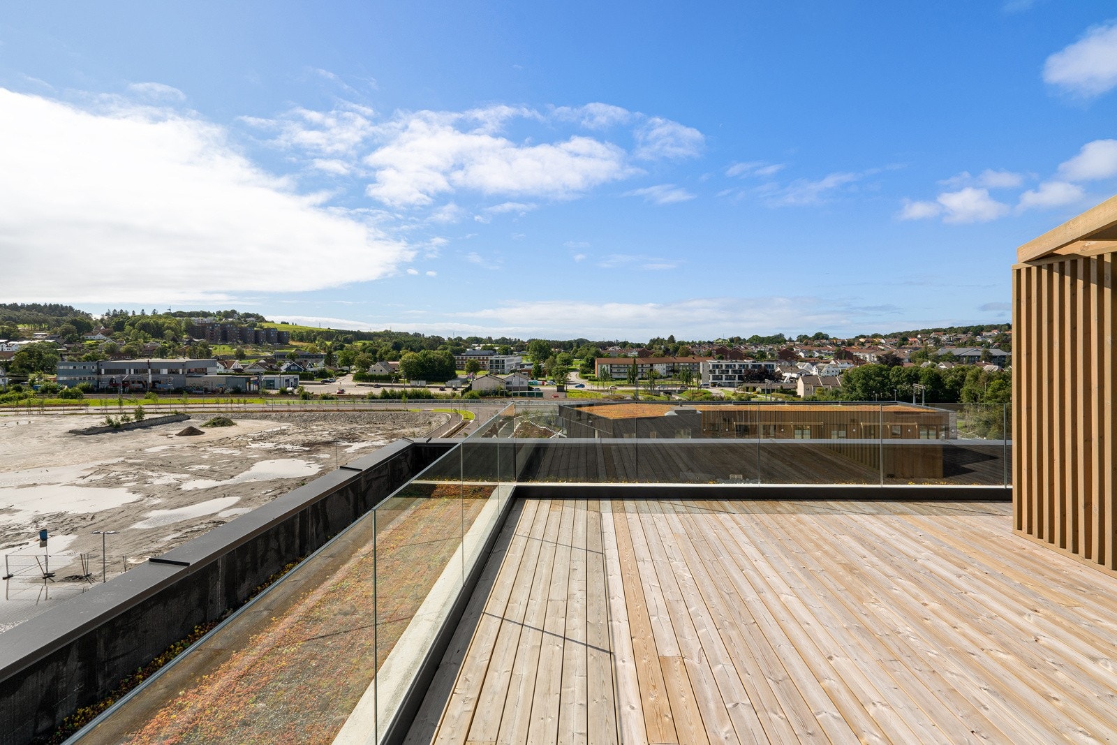 Bilde fra takterrasse i Trinn 1. Det vil bli levert tilsvarende takterrasse i Trinn 2, men det tas forbehold om forkjellig utforming og leveranse. Bildet er kun ment for inspirasjon. Galleribilde