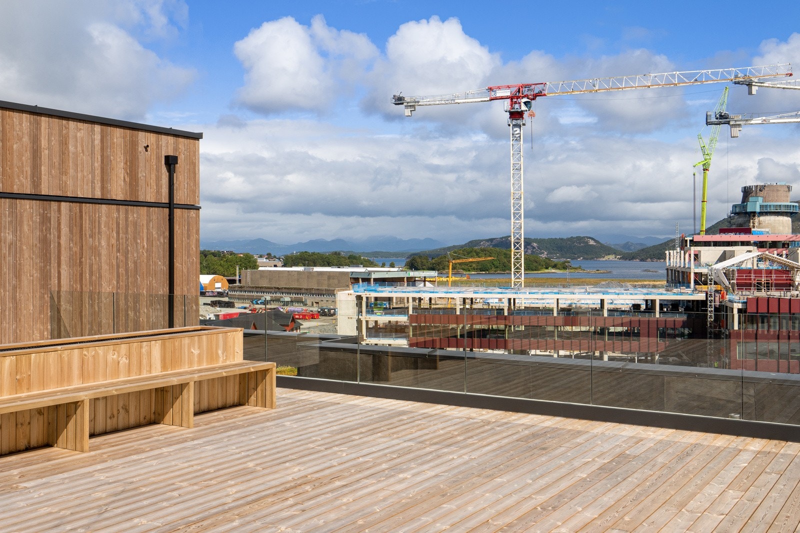 Bilde fra takterrasse i Trinn 1. Det vil bli levert tilsvarende takterrasse i Trinn 2, men det tas forbehold om forkjellig utforming og leveranse. Bildet er kun ment for inspirasjon. Galleribilde