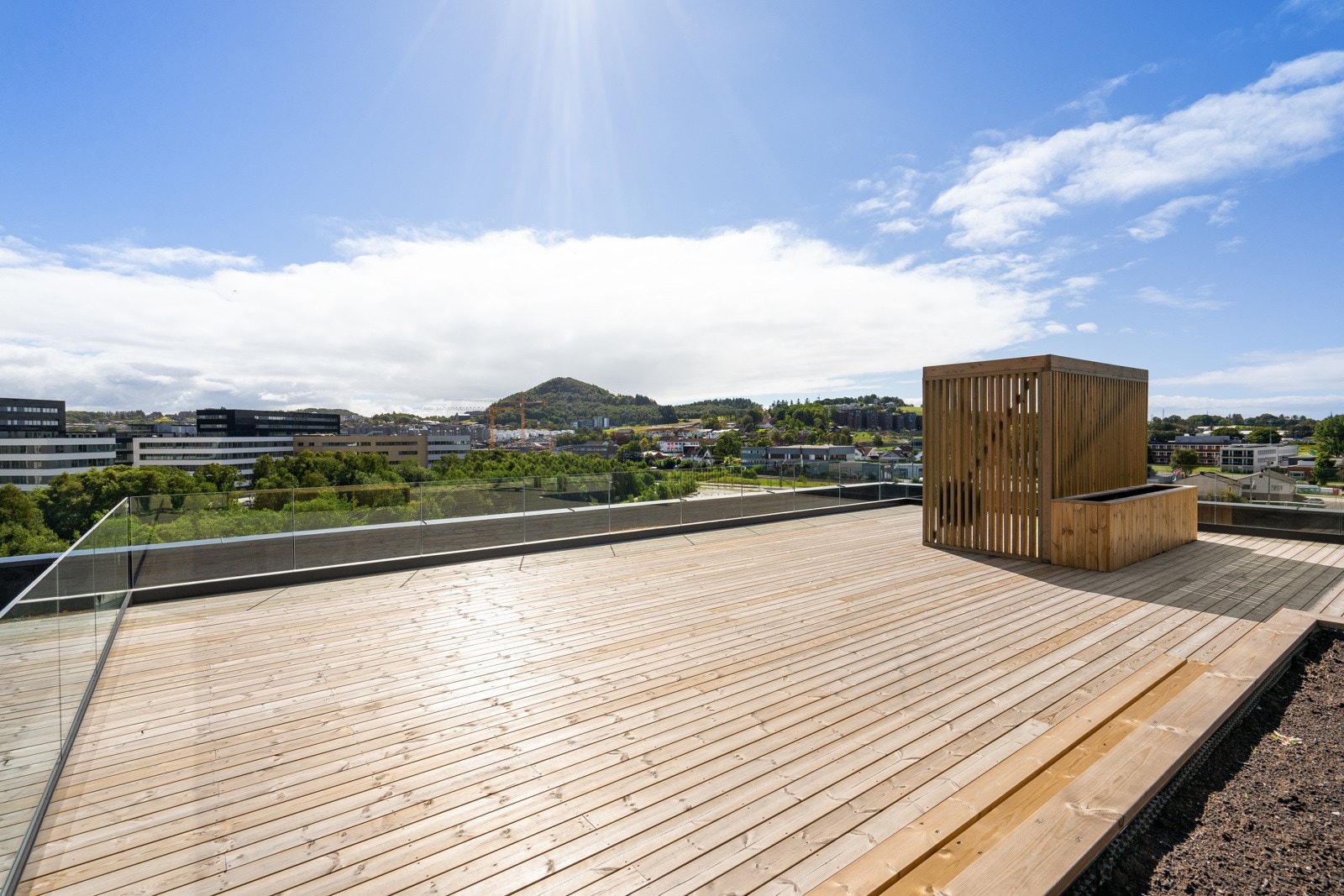 Bilde fra takterrasse i Trinn 1. Det vil bli levert tilsvarende takterrasse i Trinn 2, men det tas forbehold om forkjellig utforming og leveranse. Bildet er kun ment for inspirasjon. Galleribilde