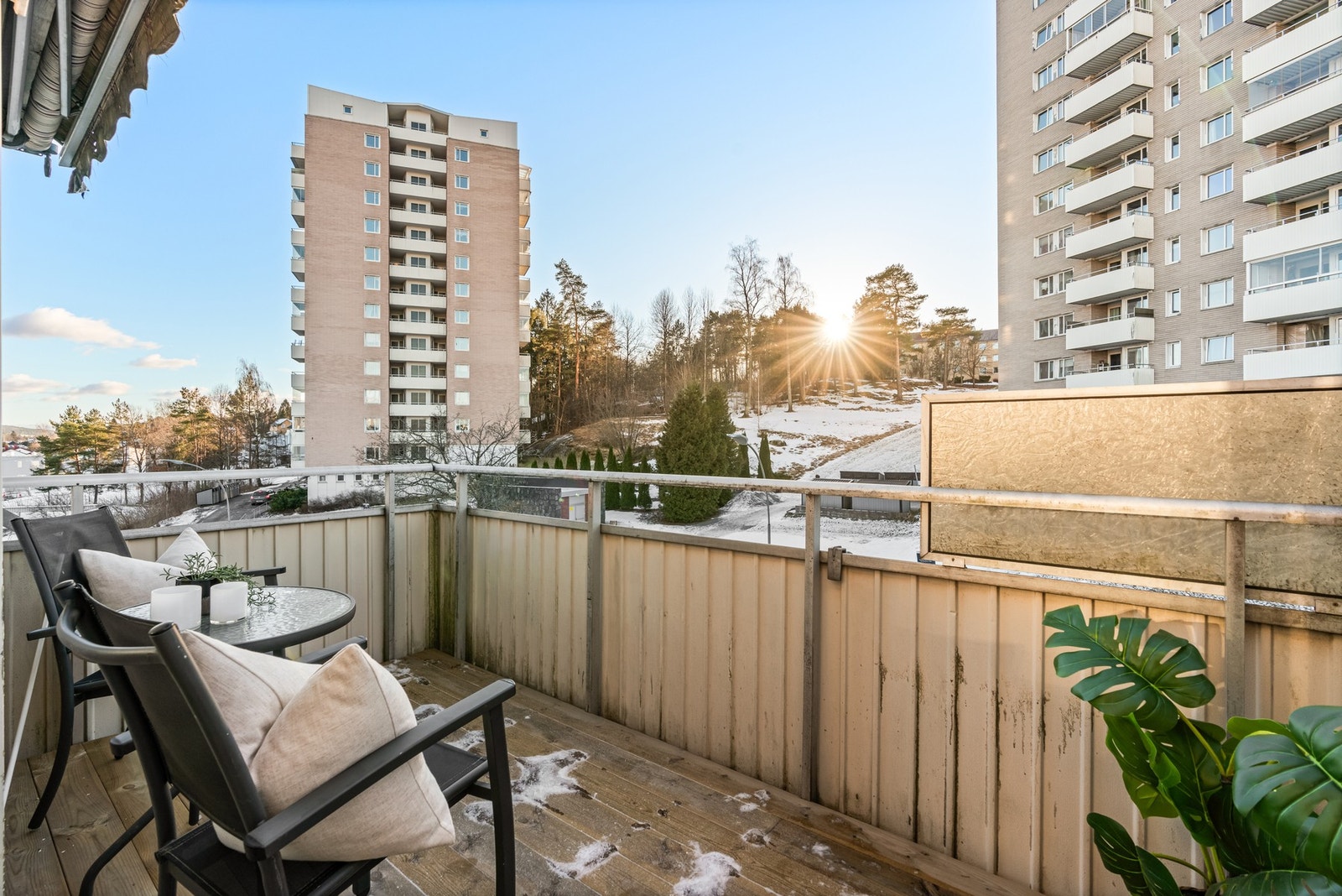 Fra stuen er det utgang til en sydvestvendt balkong på ca. 6 kvm. Det er fin plass til en sittegruppe, og en markise sørger for solskjerming og brukstid selv i litt ruskevær. Galleribilde
