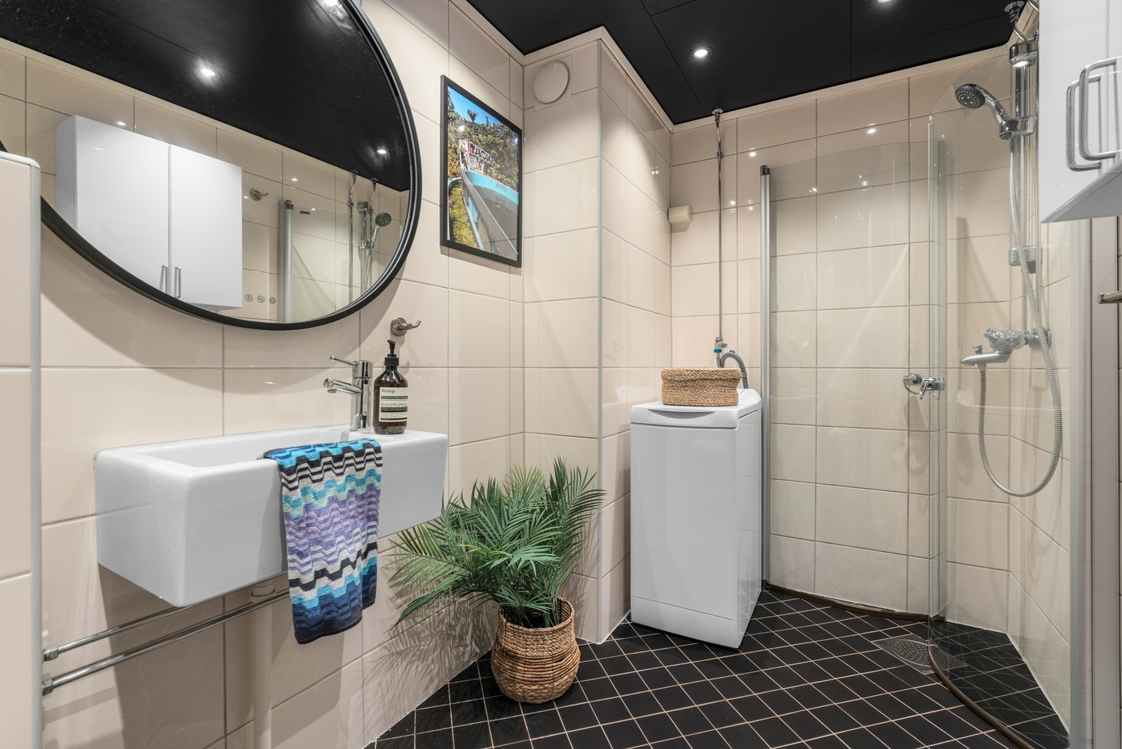 Badet ble totalrehabilitert i regi av borettslaget i 2005 og fremstår som velholdt og pent. Galleribilde