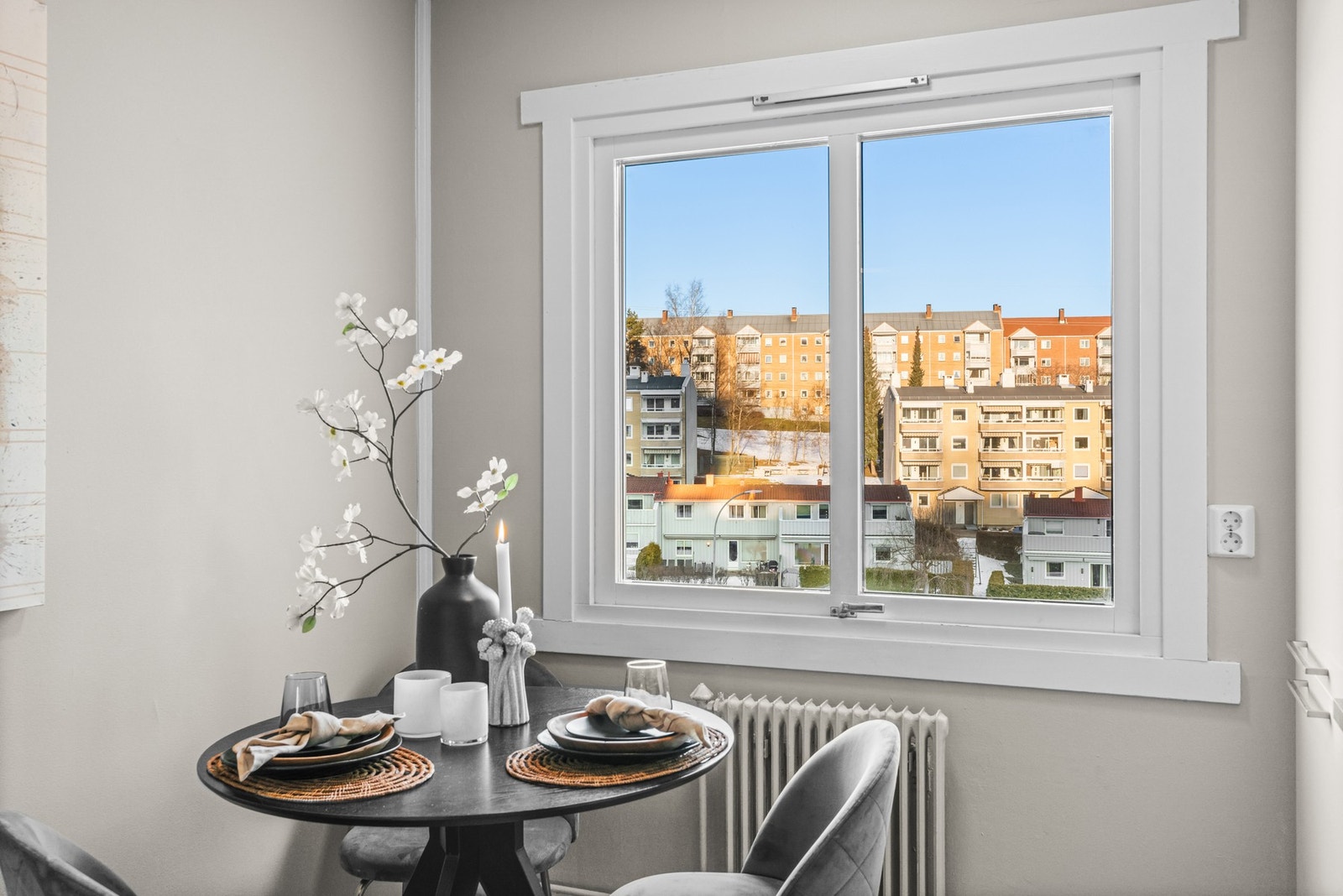 Her er det plass til å innrede med et frokostbord, og kjøkkenet vender ut mot et rolig grøntområde. Galleribilde