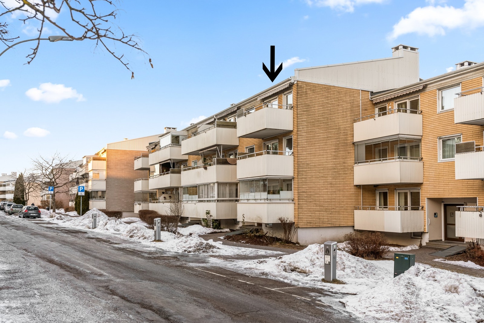 Boligen ligger fint plassert i toppetasjen (tredje etasje) på hjørnet av bygget. Borettslaget har oppmerkede parkeringsplasser som benyttes etter "førstemann til mølla"-prinsippet. Galleribilde