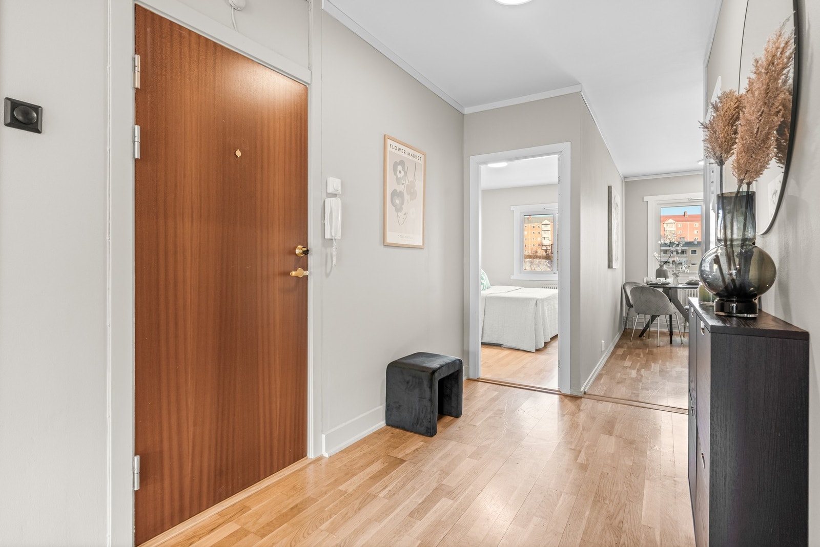 Det er eller plass til garderobeløsning i gangen og boligen har for øvrig lagringsplass i en disponibel kjellerbod. Galleribilde