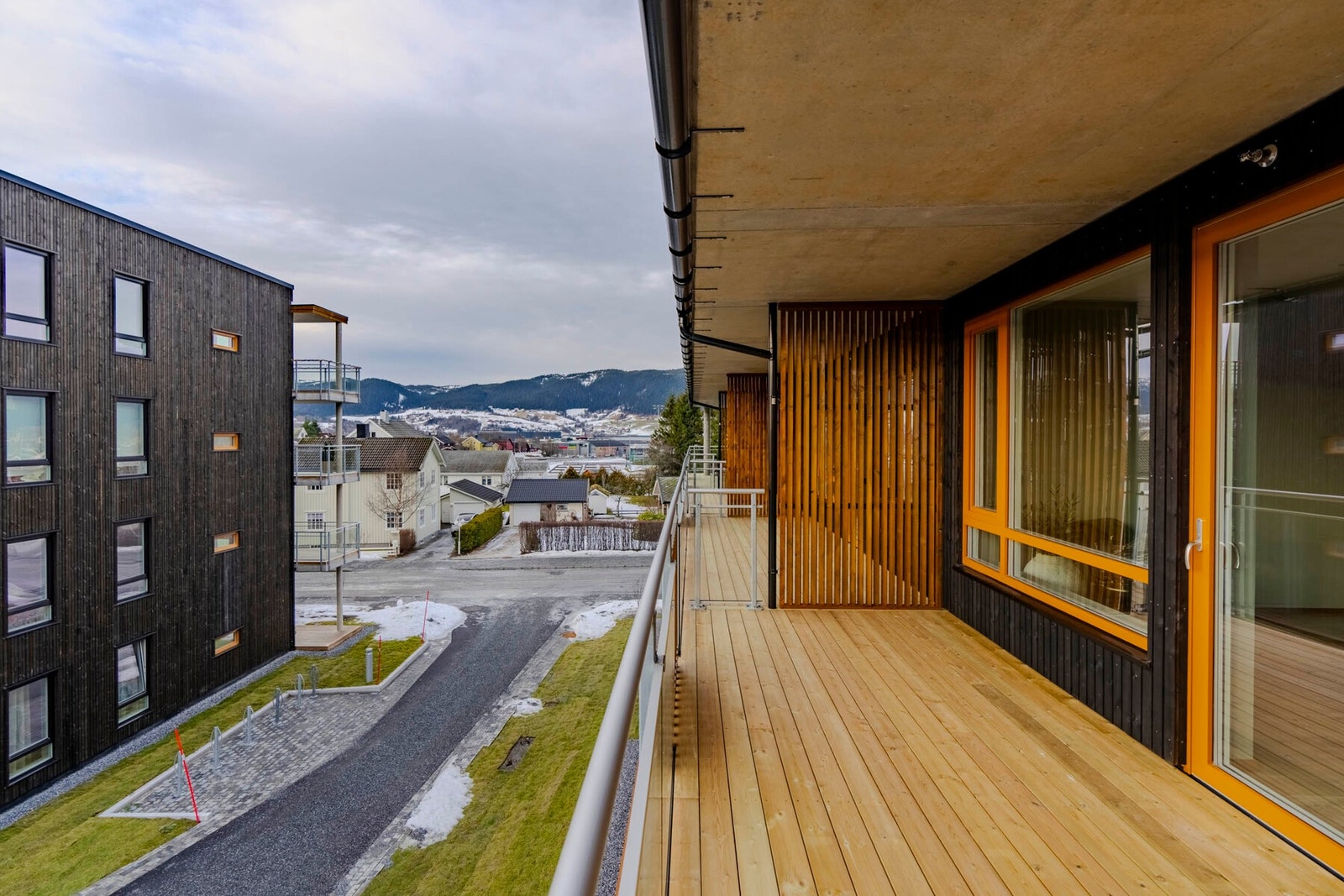 Solrik balkong med god plass til ønsket utemøblement. Galleribilde