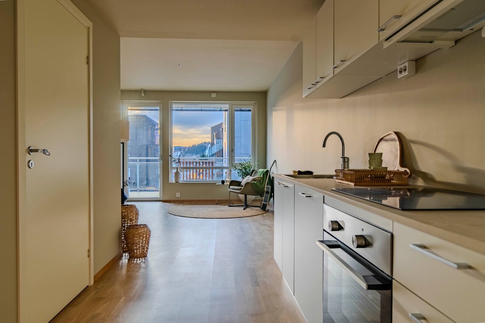 Kjøkken med integrerte hvitevarer og moderne løsninger Galleribilde