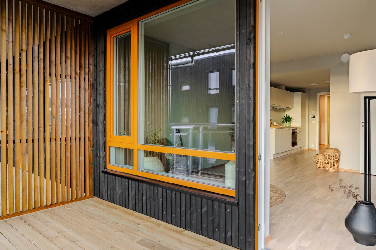 Fra stuen er det utgang til leilighetens balkong Galleribilde