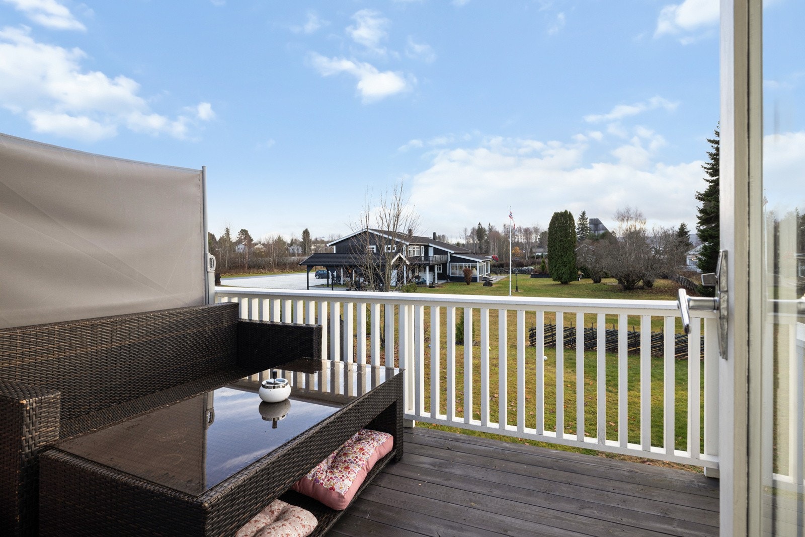 Balkong i 2.etasje med gode solforhold. Galleribilde