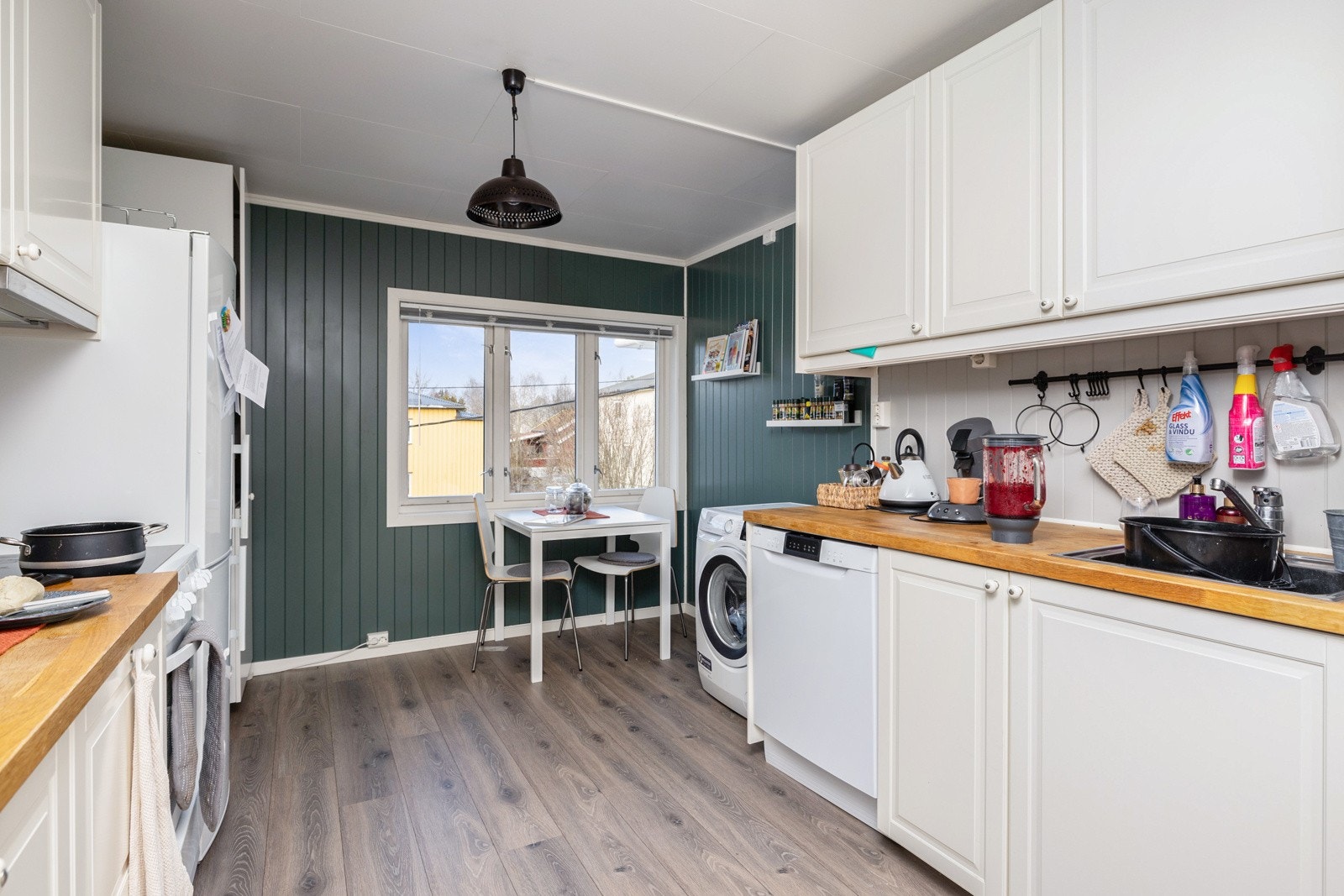 Kjøkken i 2.etasje av nyere dato, med plass til frittstående hvitevarer. Galleribilde