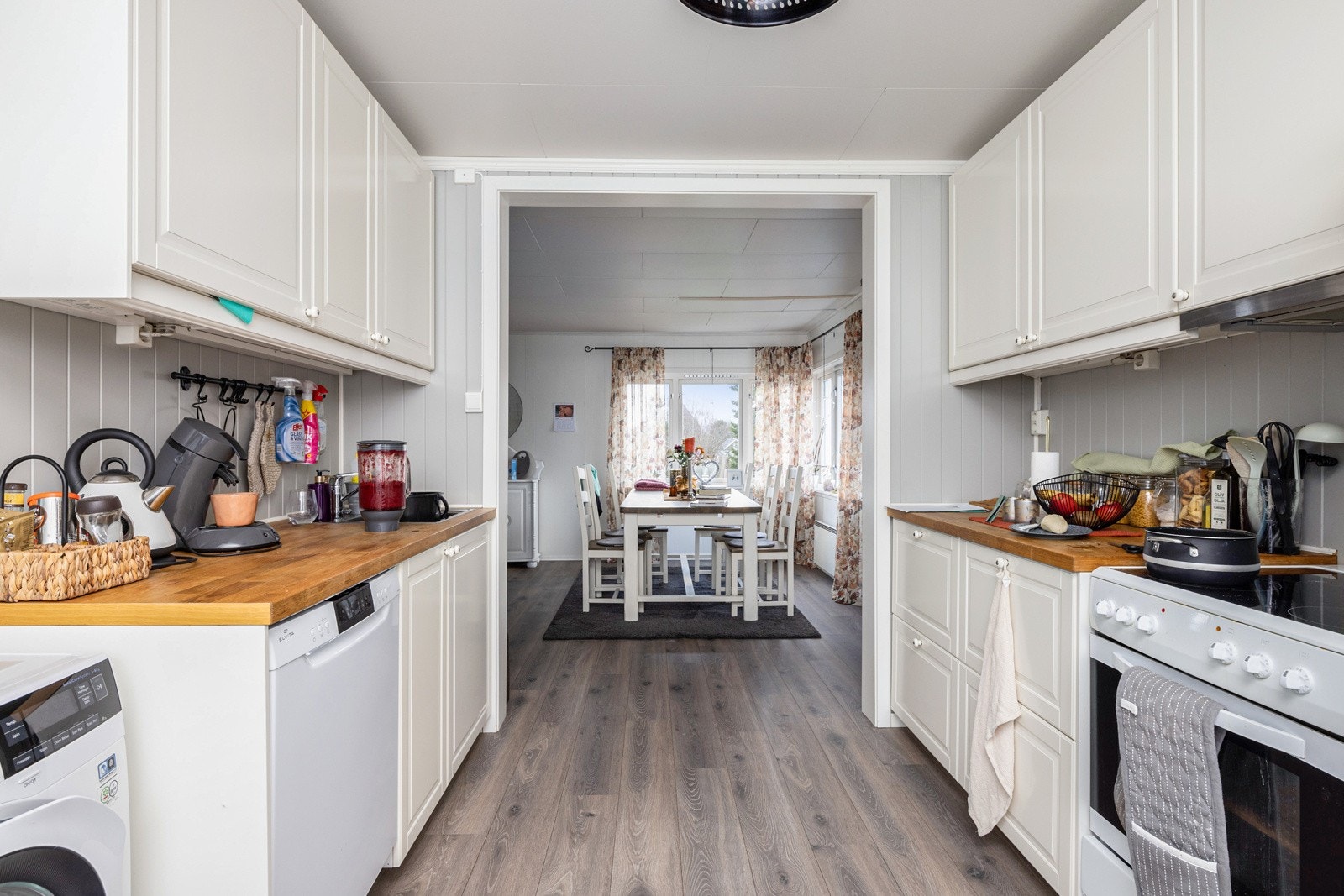 Dels åpen løsning fra kjøkkenet ut til spisestue. Galleribilde