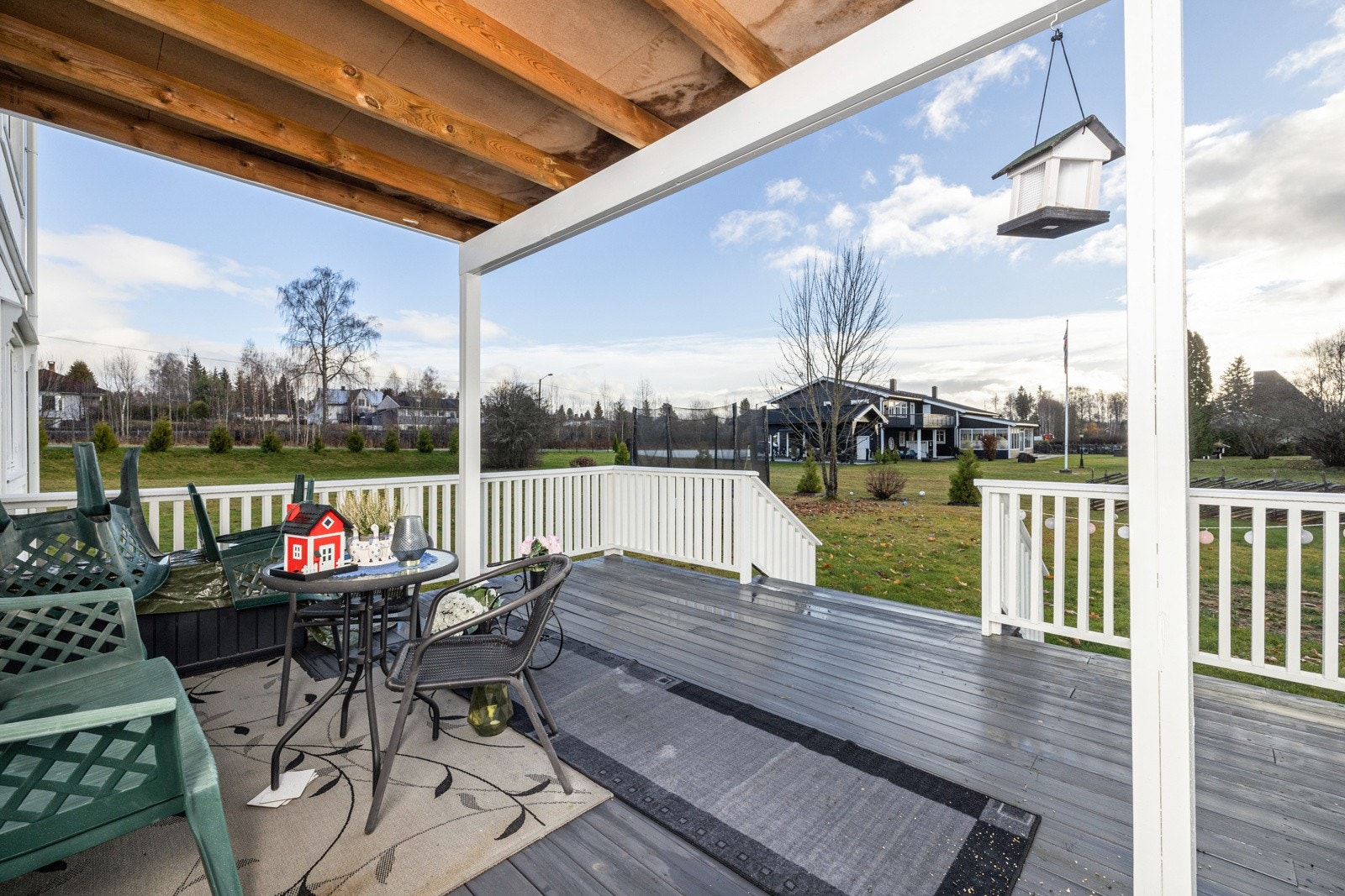 Terrasse ved 1.etasje med dels overbygg. Galleribilde