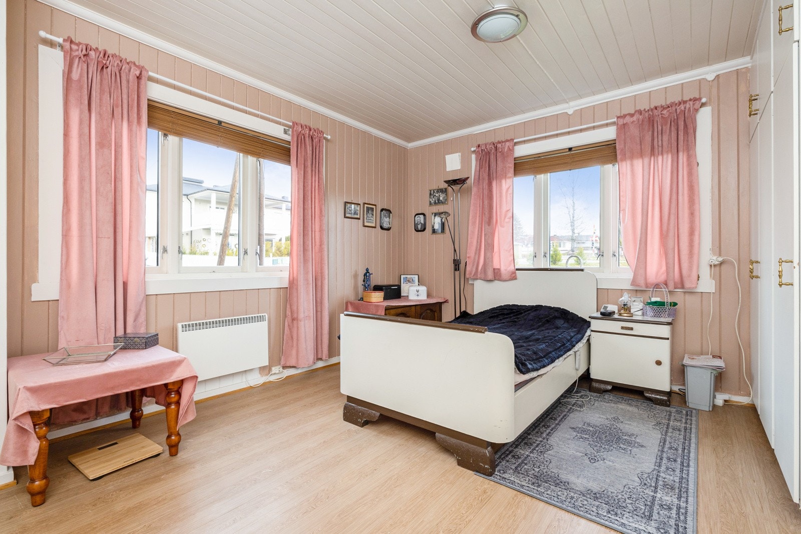 Det er to soverom i 1.etasje, begge er romslige og med god plass til dobbeltseng. Galleribilde