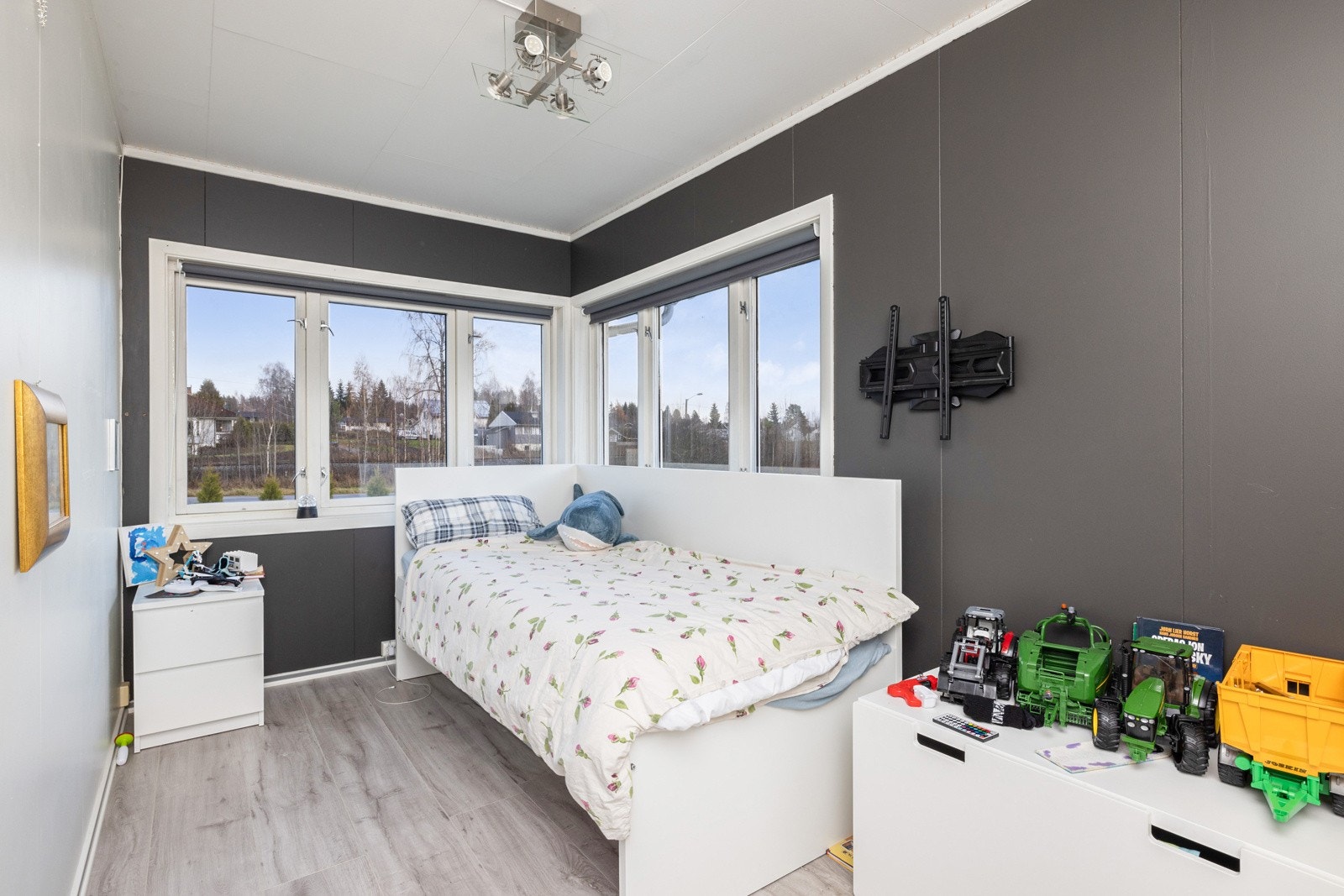 Det er tre soverom i leiligheten i 2.etasje. Galleribilde