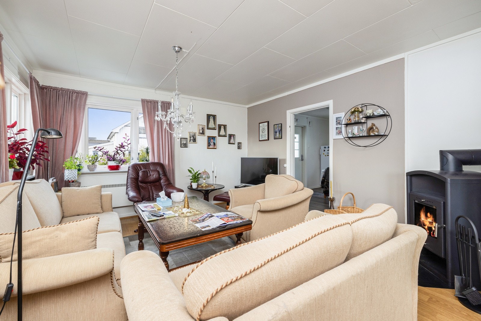 Leiligheten i 1.etasje har stue, spisestue, kjøkken, bad og to soverom. Galleribilde