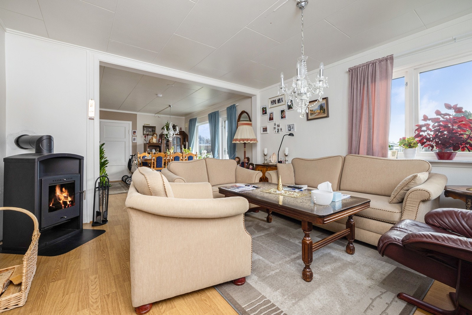 Oppvarming i stuen med blant annet vedfyring. Galleribilde