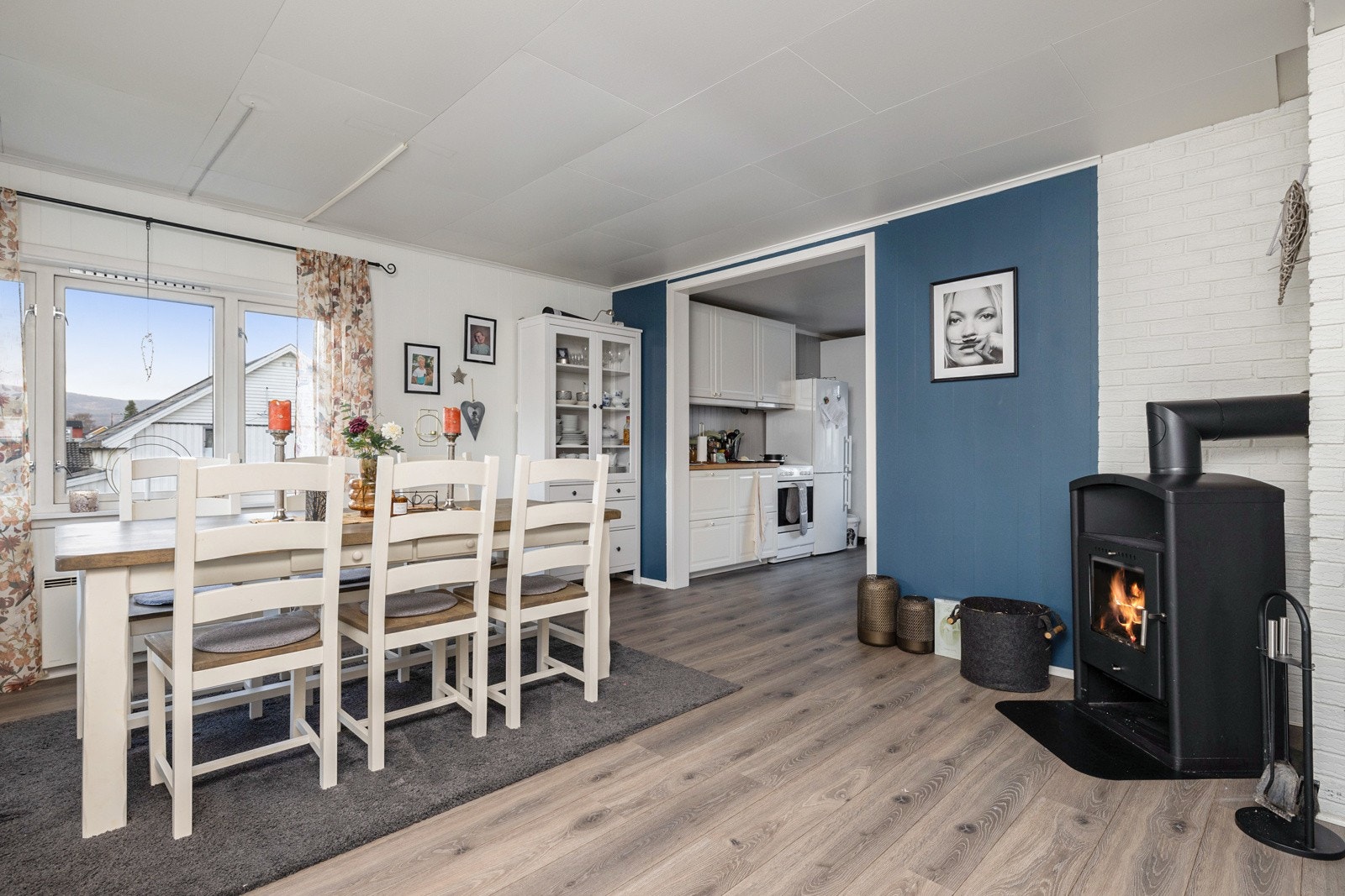 Stuen i 2.etasje har oppvarming med blant annet vedfyring. Galleribilde