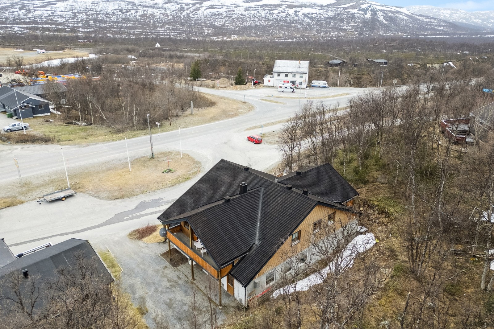 Den sentrale plasseringen gjør det til et ideelt sted for næringsvirksomhet, med enkel tilgang for forbipasserende trafikk. Galleribilde
