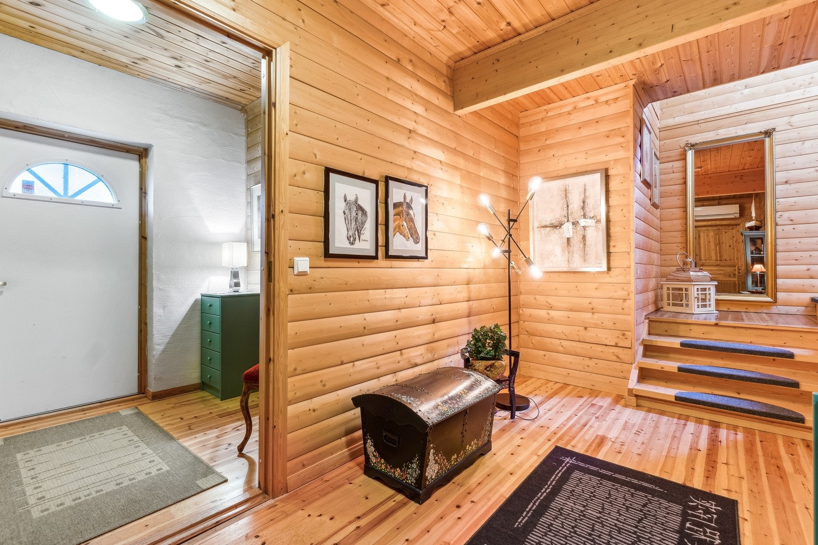 Romslig entré med videre adkomst til boligens mellomgang hvor det er rom for garderobeløsning for yttertøy. Galleribilde