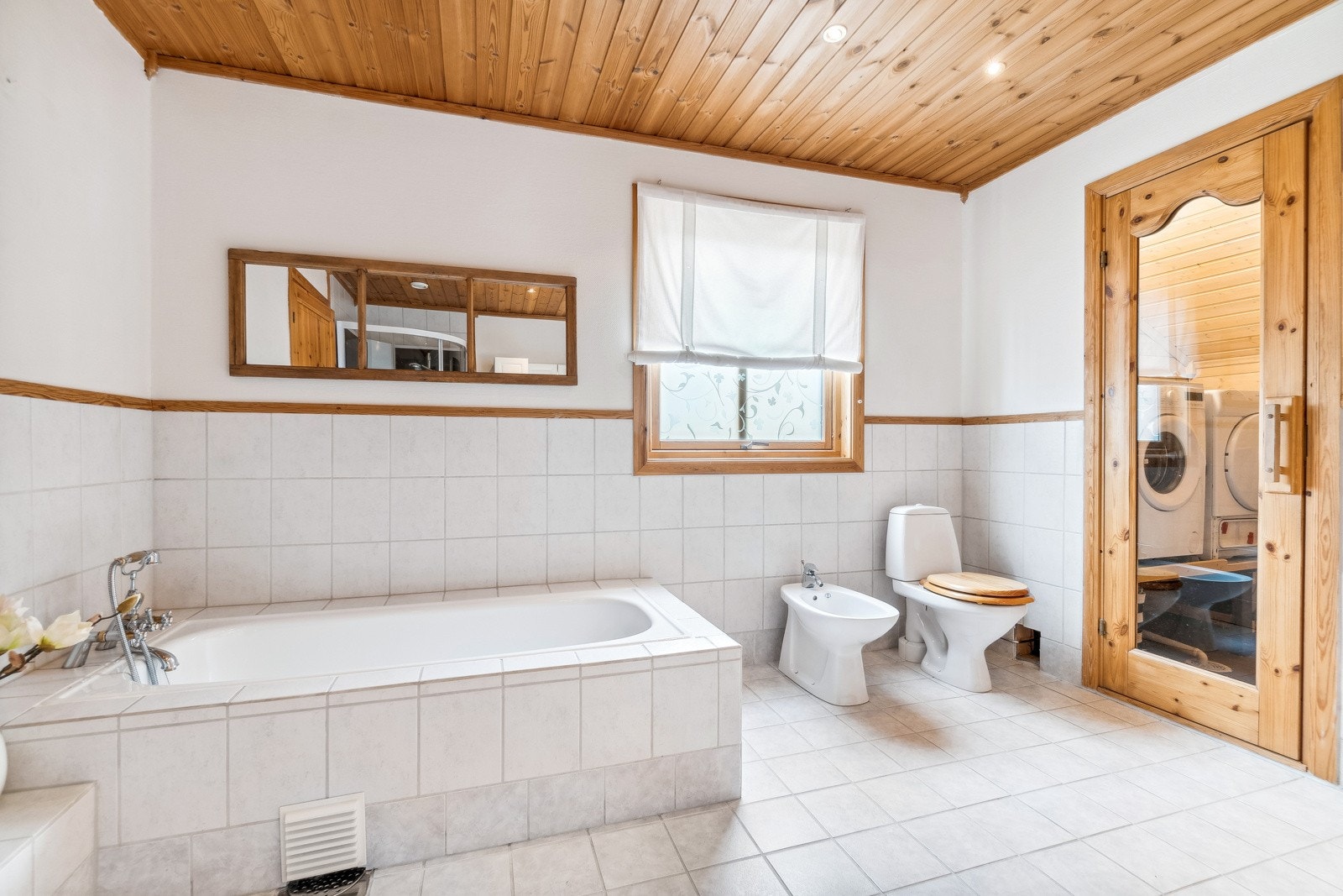 Stort og innholdsrikt bad med badstue og opplegg for vaskemaskin. Galleribilde