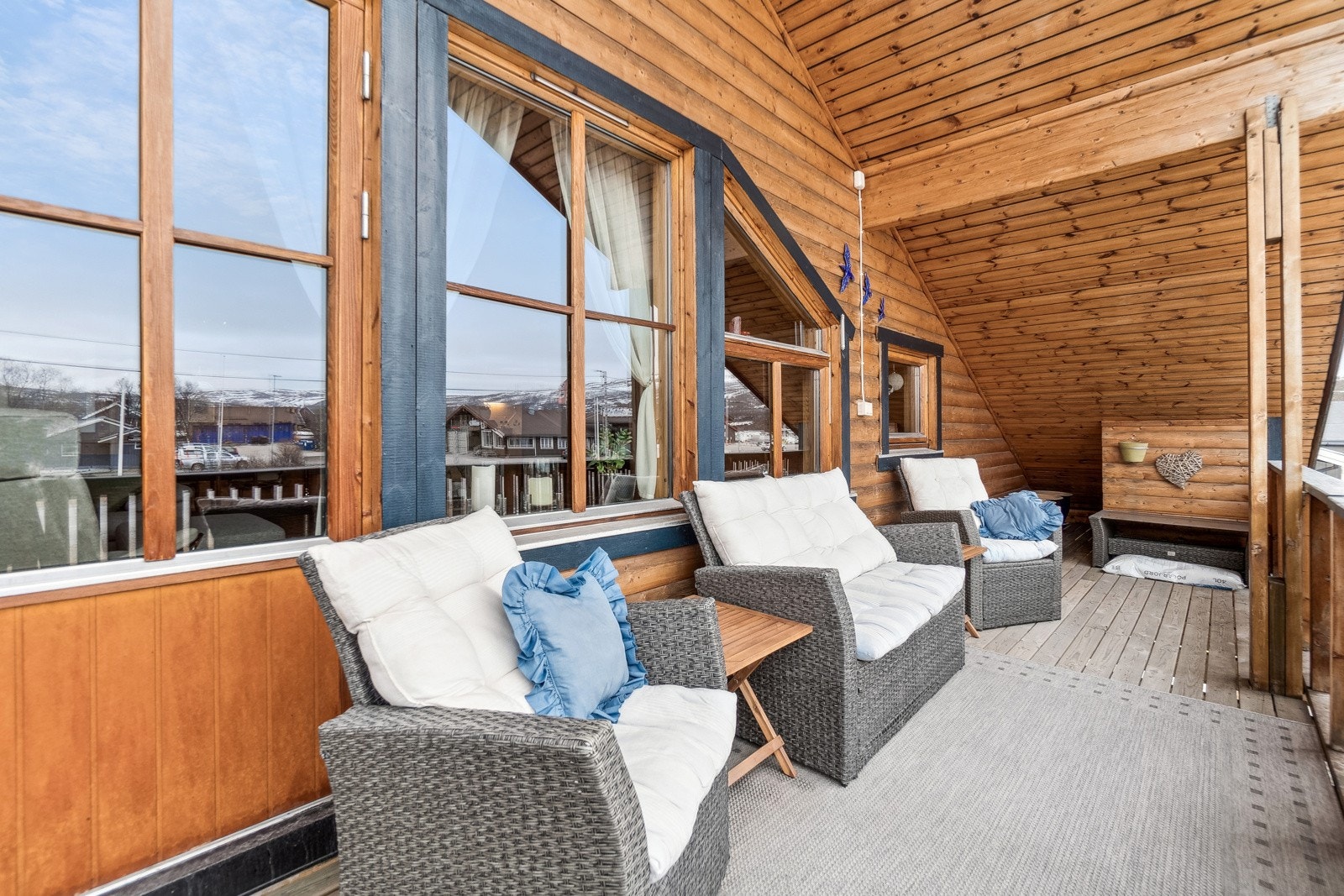 Stor veranda i front hvor formiddags og ettermiddags solen kan nytes. Galleribilde