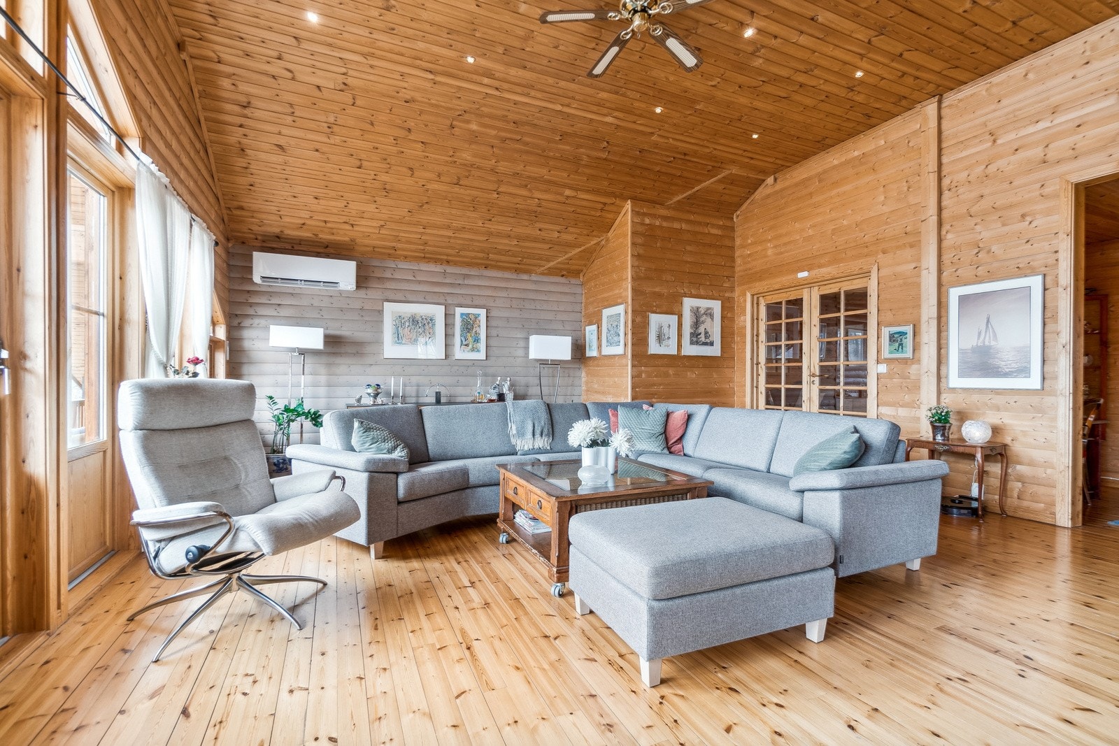 Fra stuen har du utgang til en stor og innholdsrik veranda som vil føles som en forlengelse av stuen på sommerdagene. Galleribilde