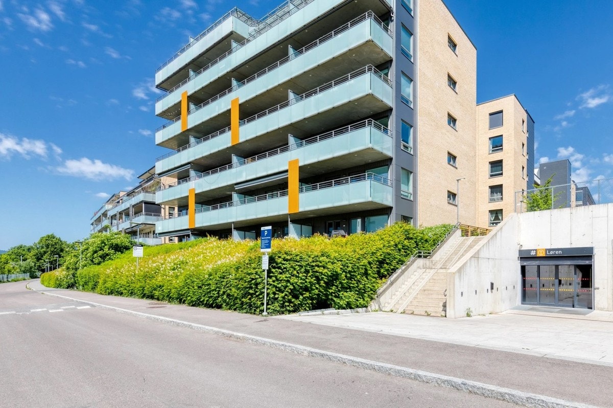 Fra Ullagerveien 7 har du bare noen meter å gå til heisen som tar deg ned til t-banen på Løren. Galleribilde