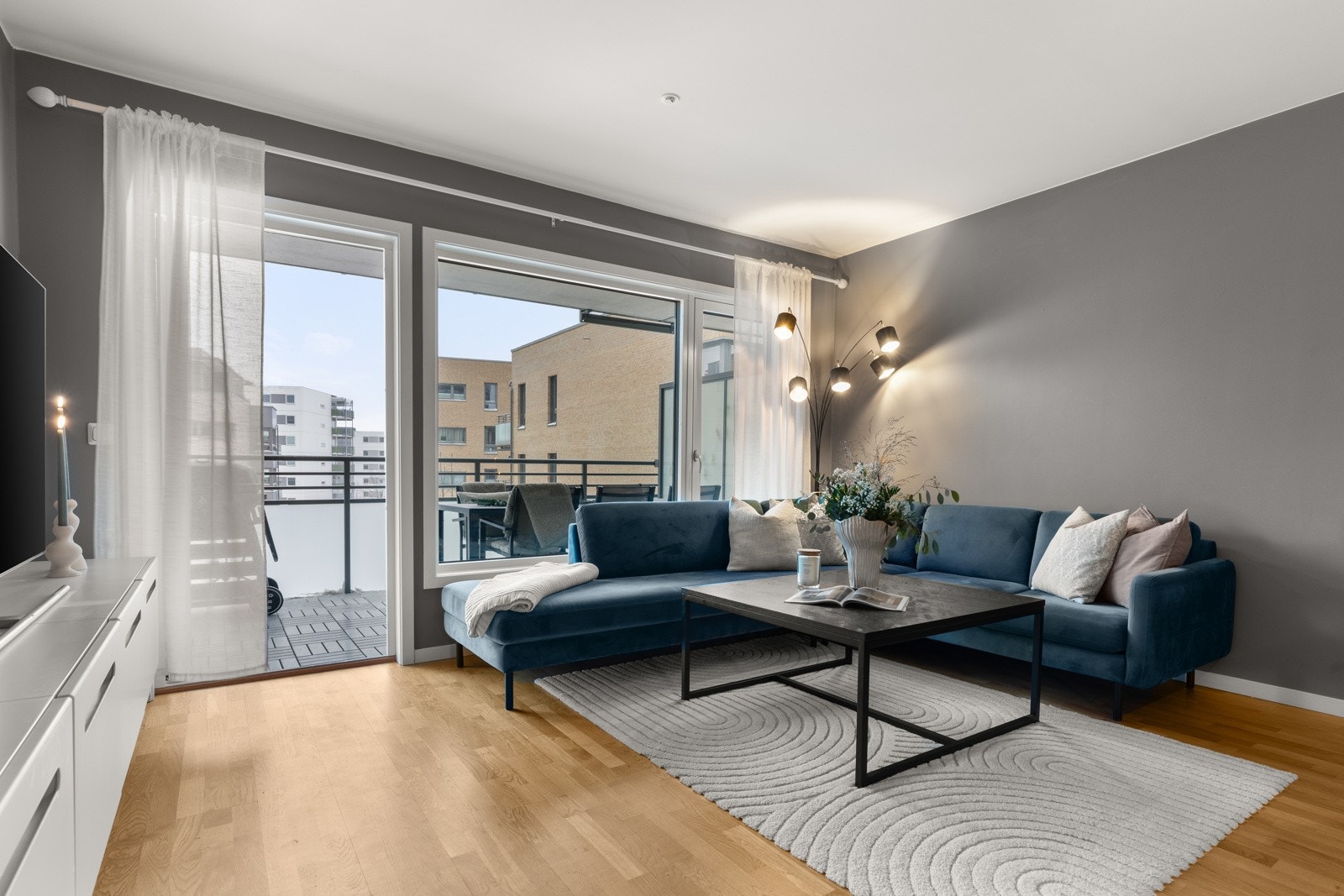 Utgang til stor solrik terrasse med takoverbygg fra stue. Galleribilde
