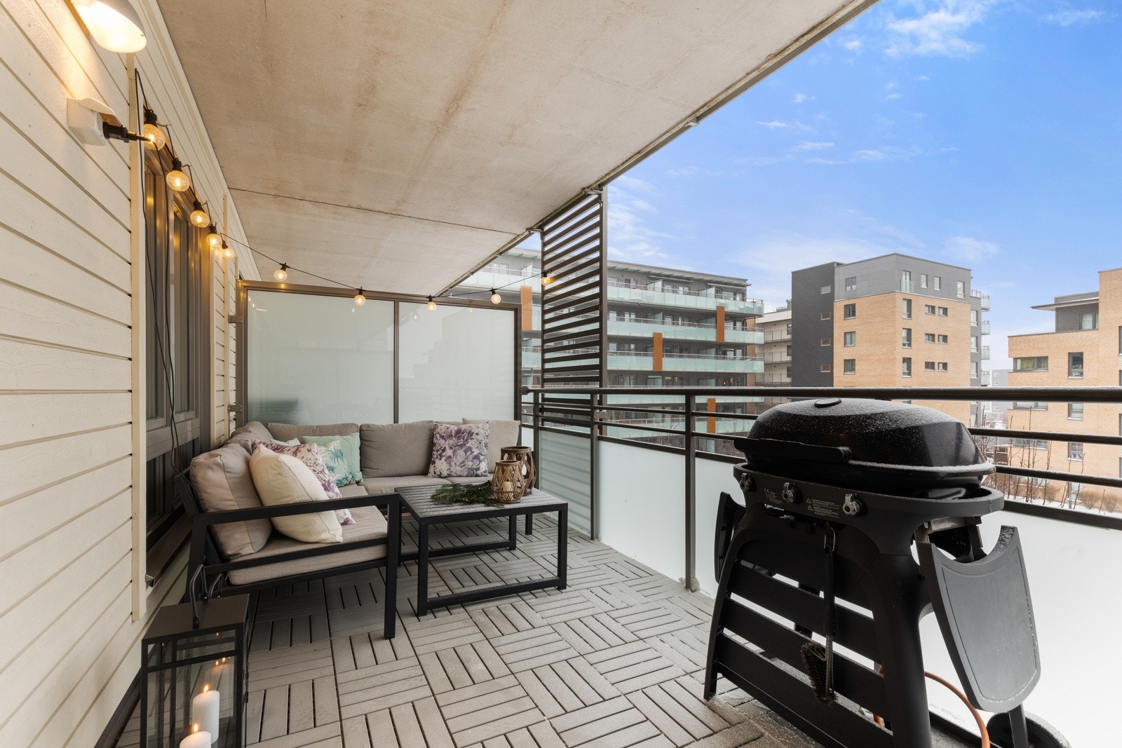 Her har man god plass til både lounge, sittegruppe, grill og planter (elektrisk grill og gassgrill er tillatt). Galleribilde