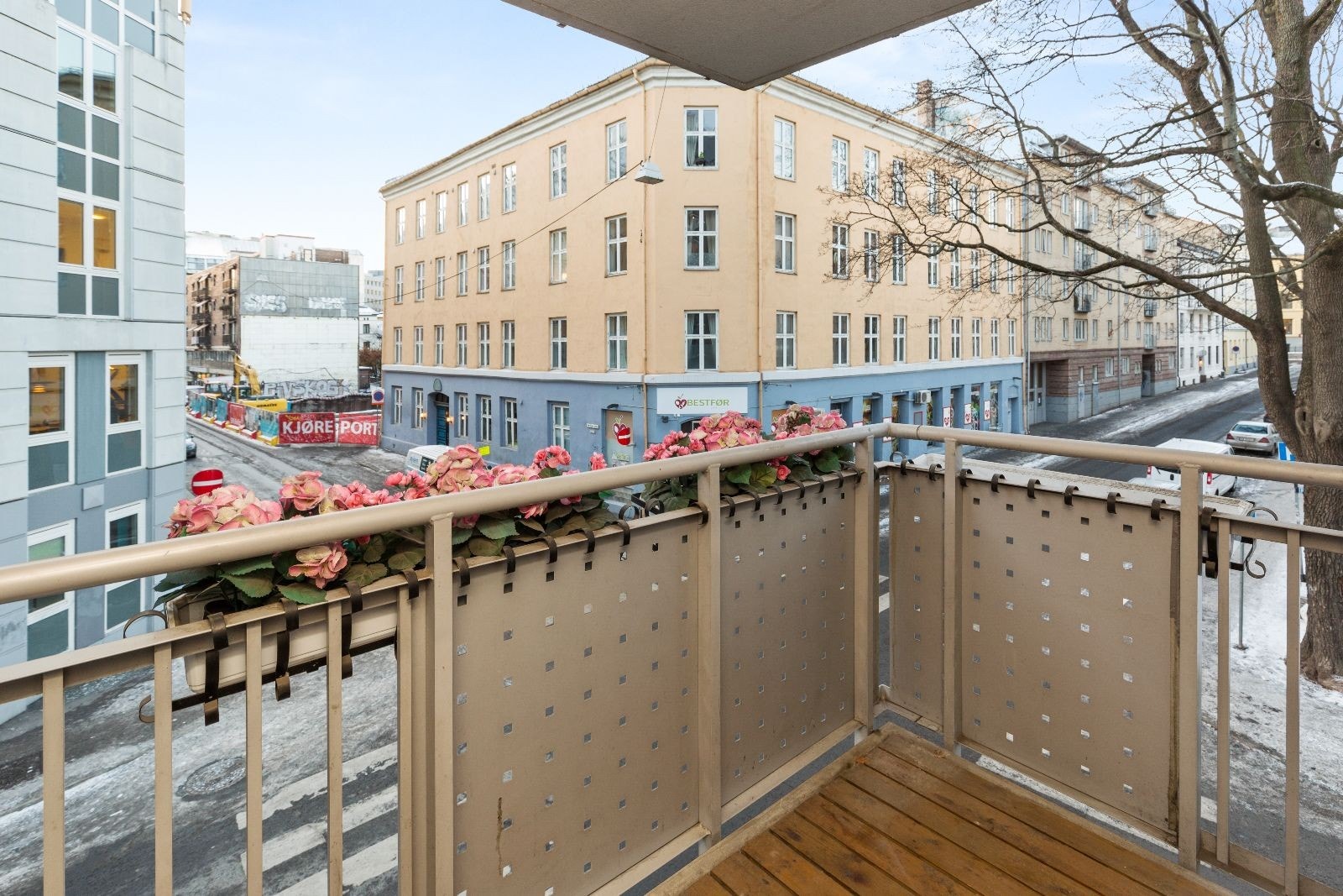 Overbygd balkong med trepanel på gulv. Galleribilde