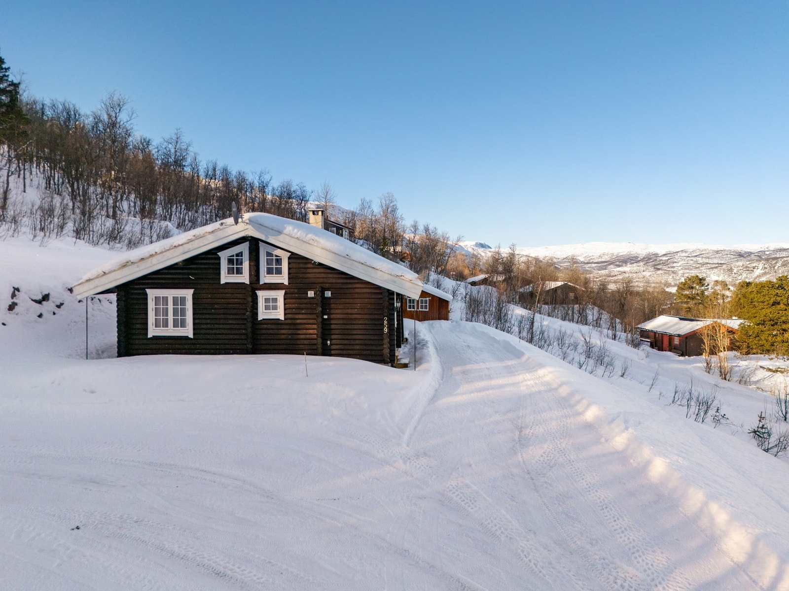 - og parkering utenfor hytten Galleribilde