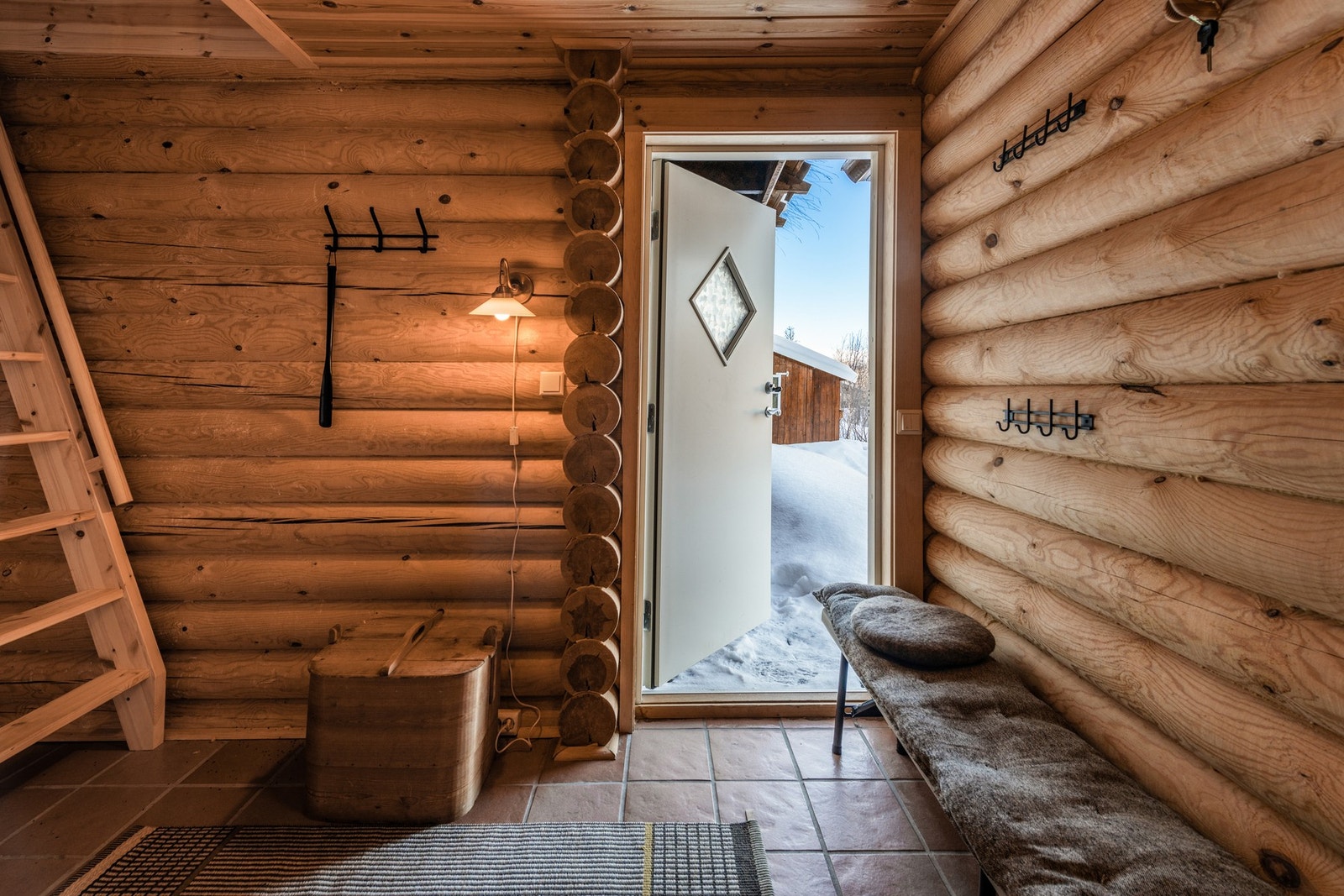 Flislagt inngangsparti - perfekt når du kommer inn med skisko Galleribilde