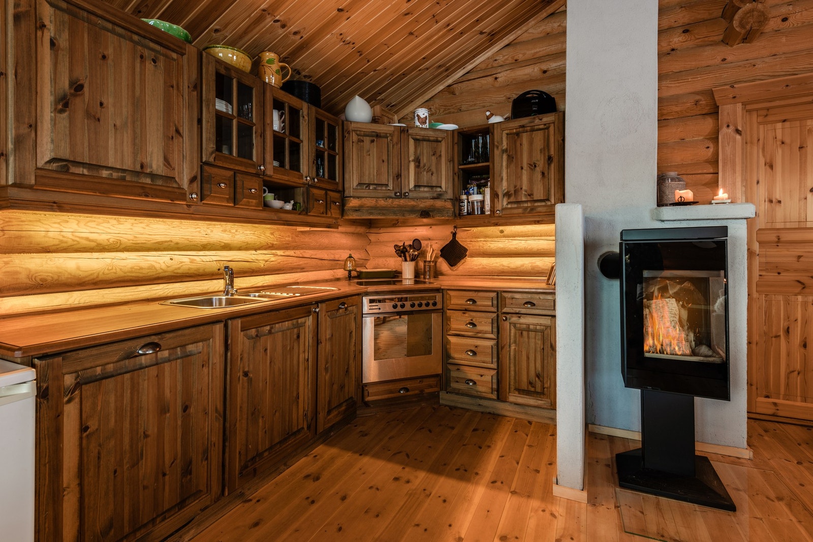 Praktisk kjøkken med god skapplass Galleribilde