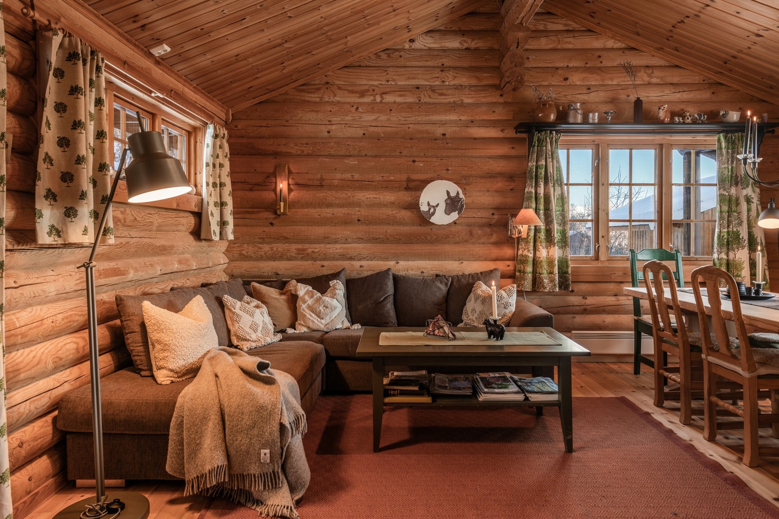 Kryp opp i sofaen med en varm kopp kakao etter en deilig dag i fjellet Galleribilde