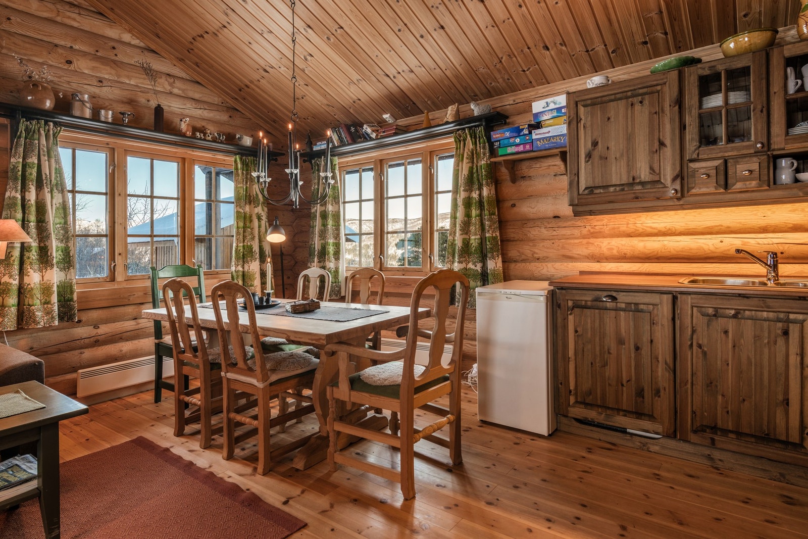 Åpen løsning fra kjøkken til spisestue og stue Galleribilde