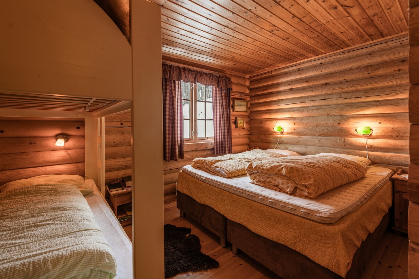 Stort soverom med rom for både køyeseng og dobbeltseng Galleribilde