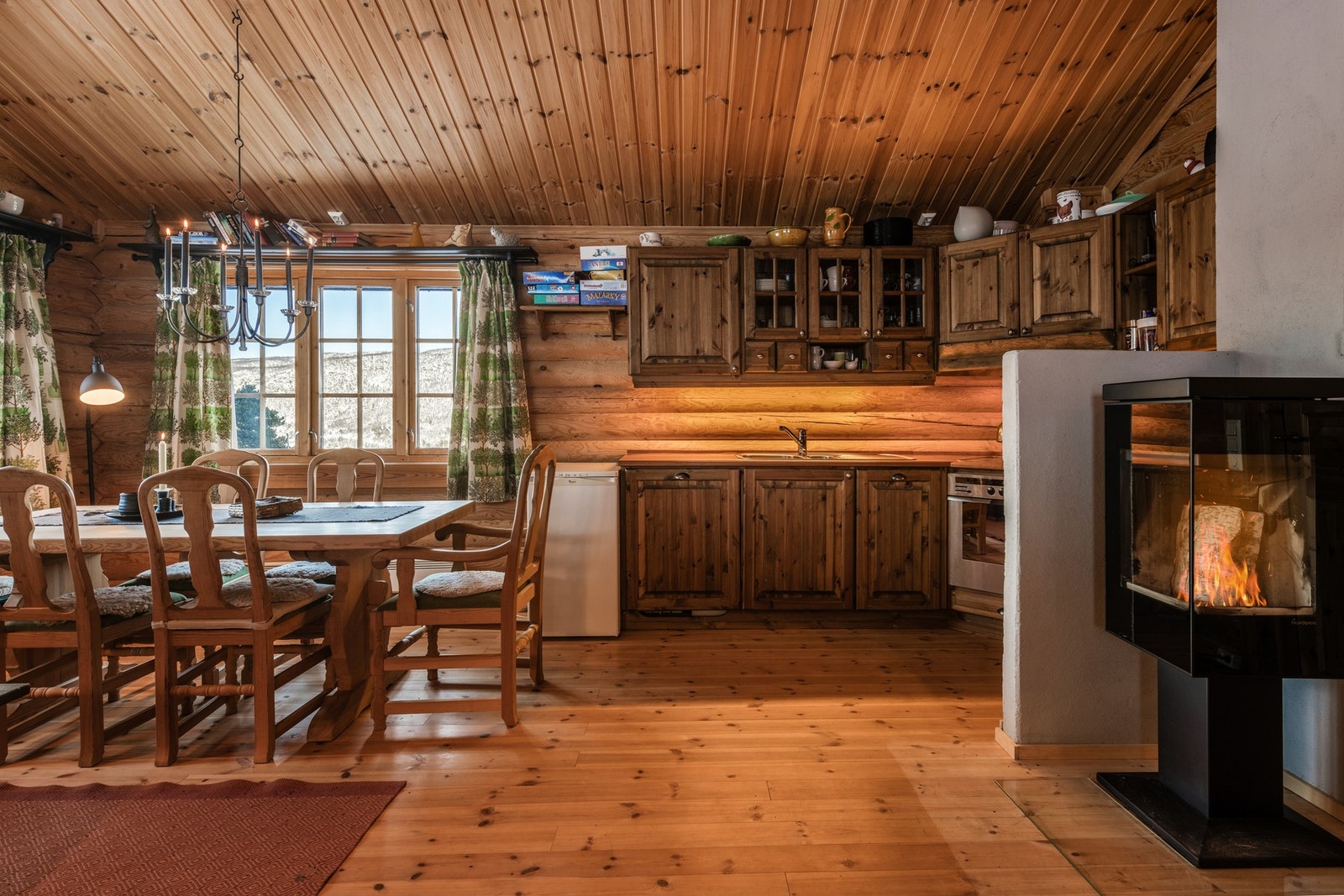 Knitrende peis, godt selskap og sene kvelder Galleribilde