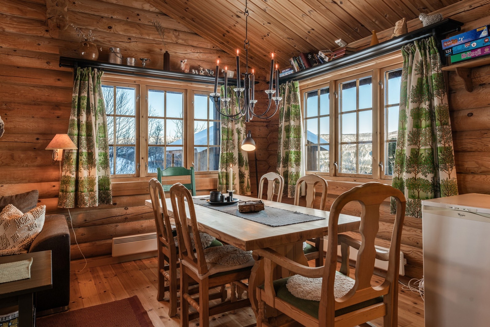 Store vinduer som slipper naturen inn Galleribilde