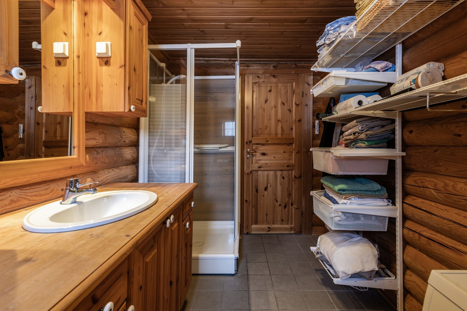 Bad med hjørnedusj og praktiske løsninger Galleribilde