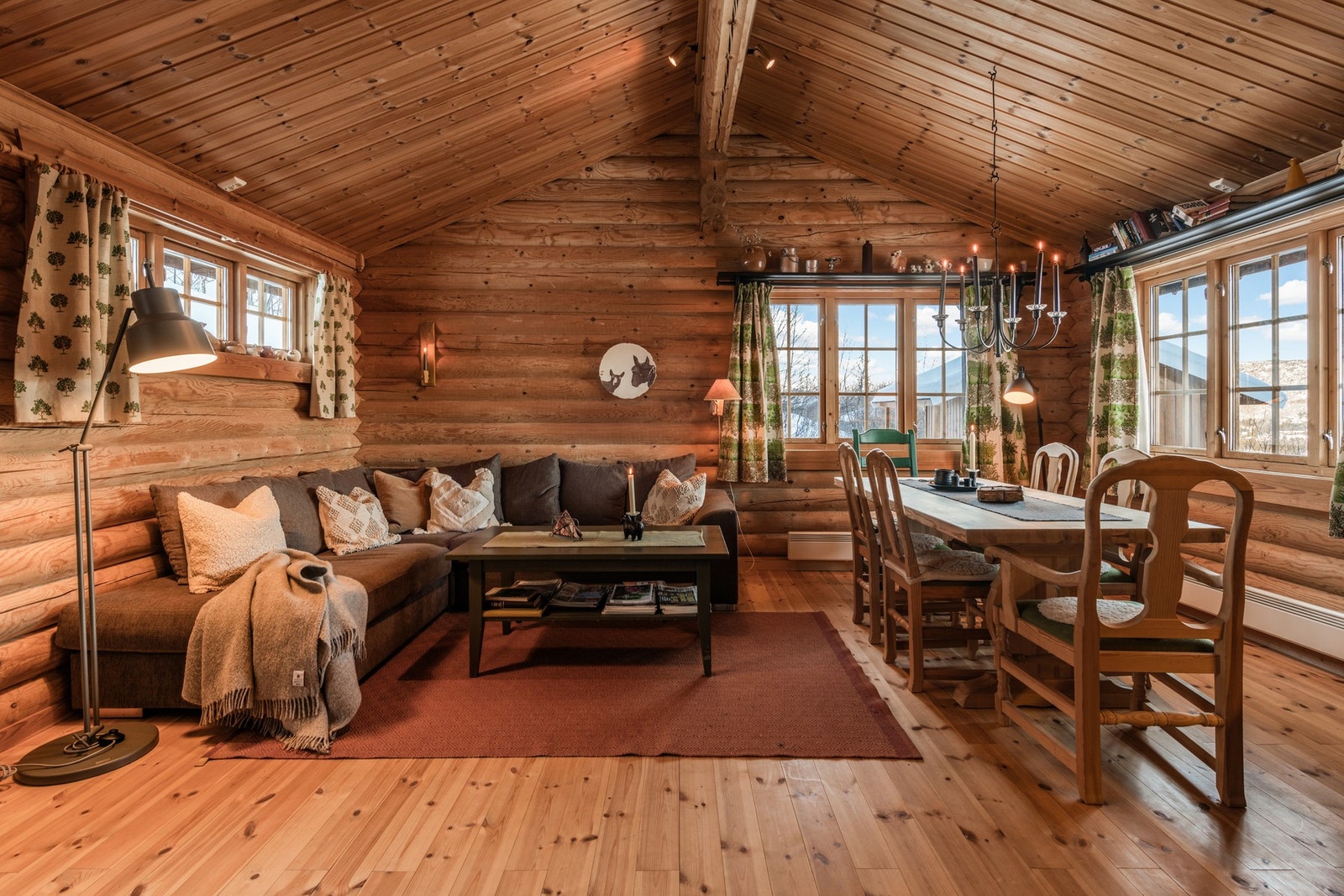 Lun og luftig stue og spisestue Galleribilde