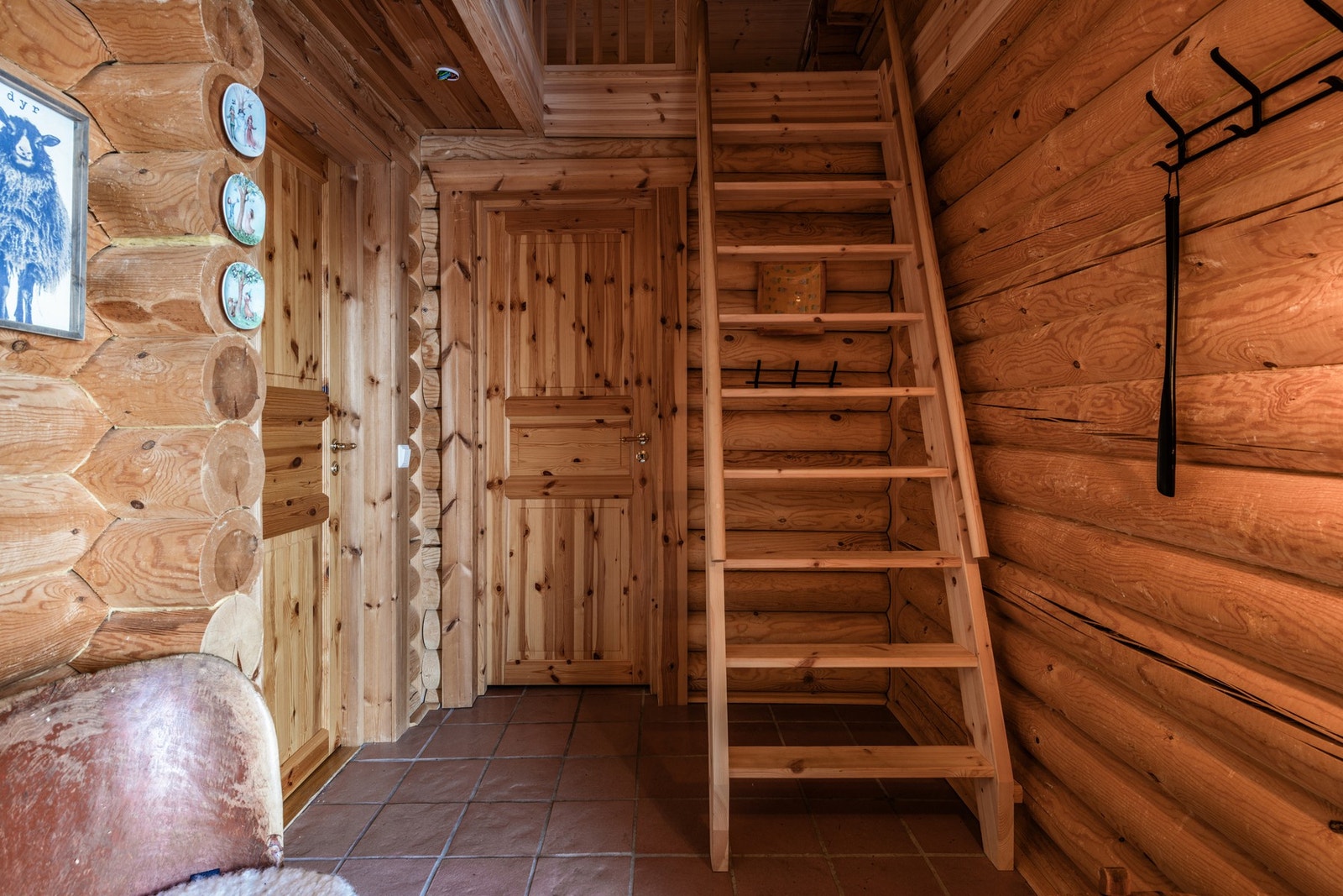 Fra gangen kommer man opp til hemsen Galleribilde