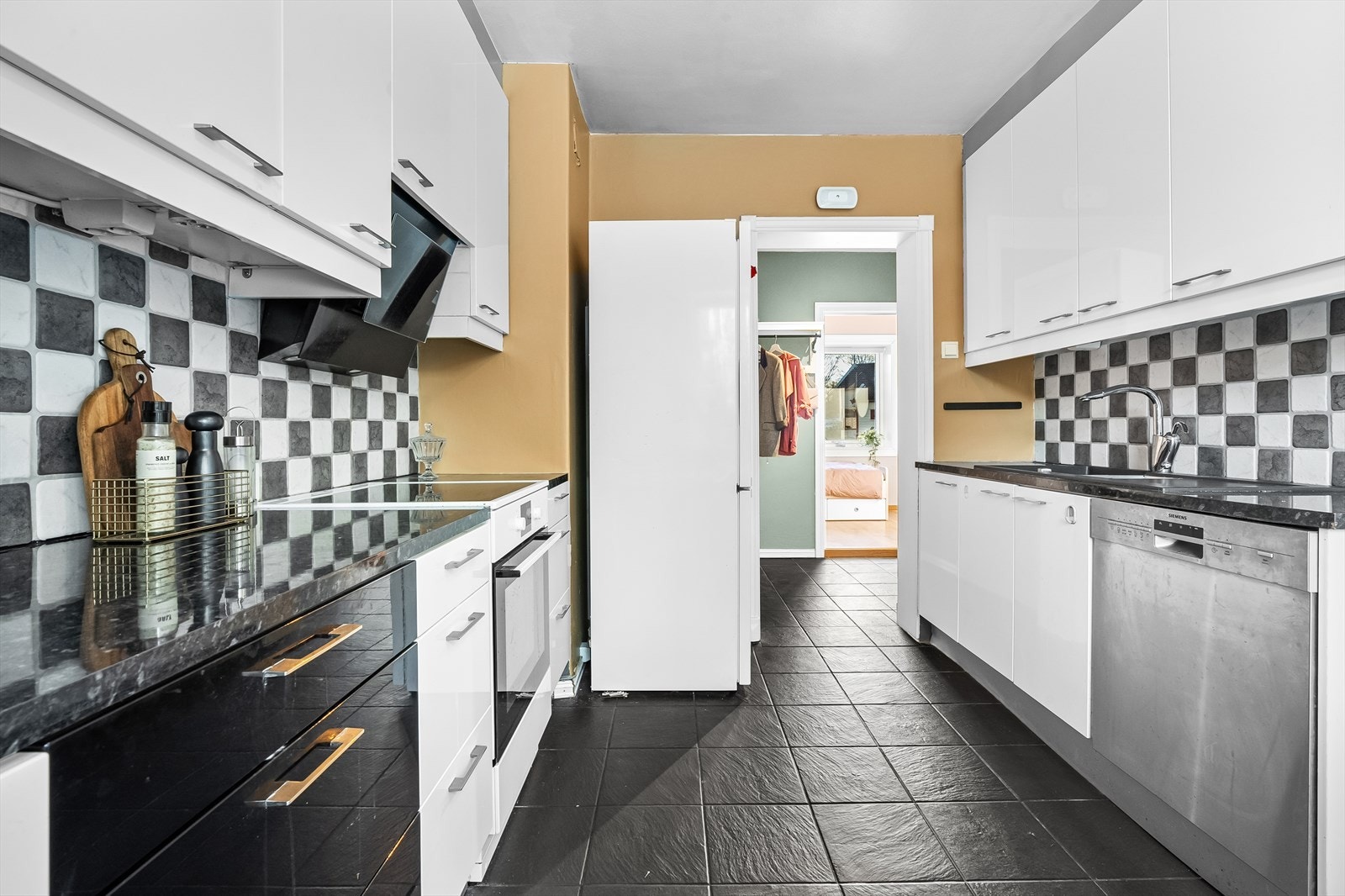 Den 120-liters varmtvannsberederen er plassert i kjøkkenskap. Galleribilde