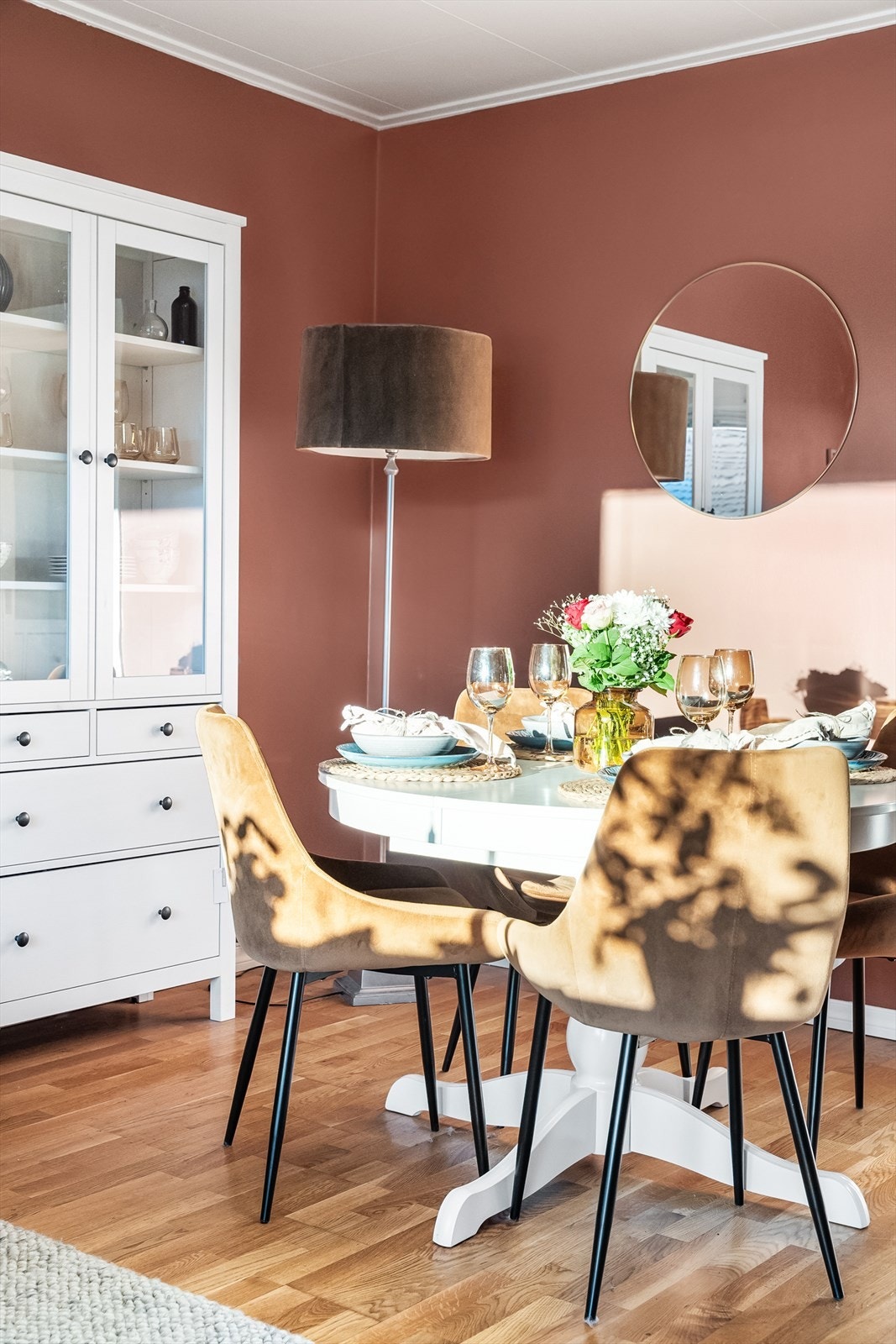 Se hvor lyst og fint det blir i leiligheten når sola titter frem.
Til info er også grunnpakke TV og internett inkludert i felleskostnadene. Galleribilde