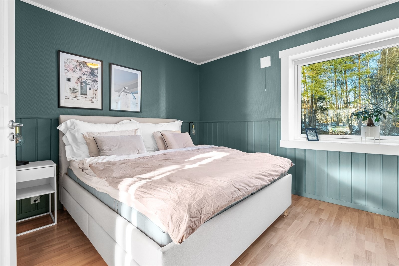 Hovedsoverommet er romslig, med plass til dobbeltseng, nattbord og tilhørende møbler. Galleribilde