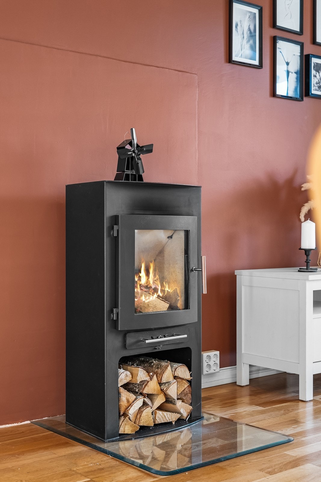 Peisovnen varmer godt opp i hele leiligheten. Galleribilde