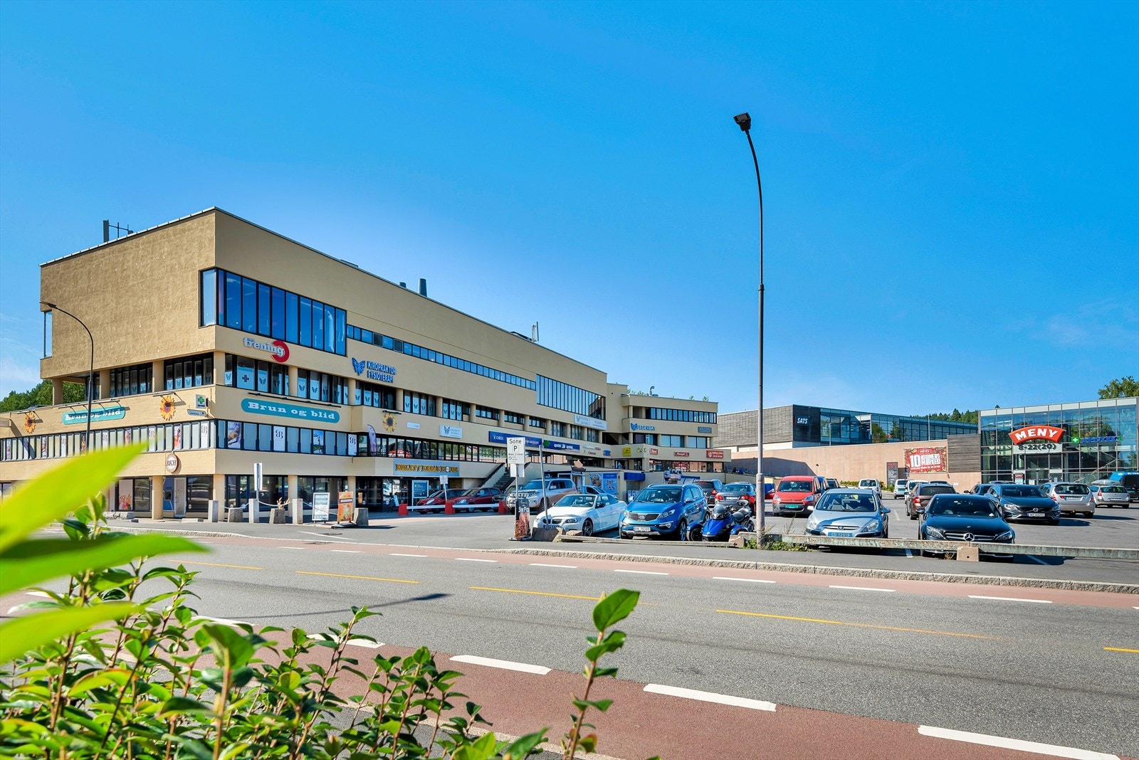 Fra boligen har du gangavstand til senteret på Kalbakken som har både dagligvare, treningssentre, apotek m.m. Galleribilde