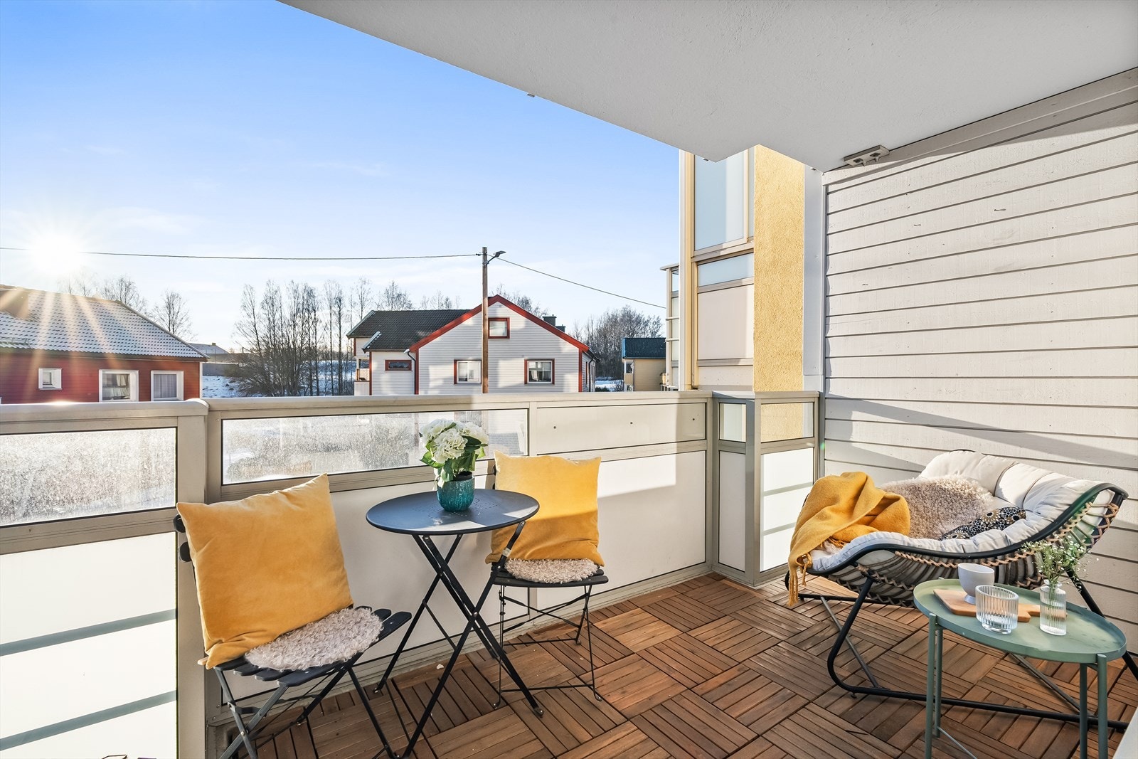 I vår- og sommerhalvåret blir balkongen en naturlig forlengelse av stuen, perfekt for hyggelige stunder med familie og venner. Her kan du enkelt skape en koselig uteoase med utemøbler, beplantning og gassgrill. Rikelig med sol er det også her. Galleribilde